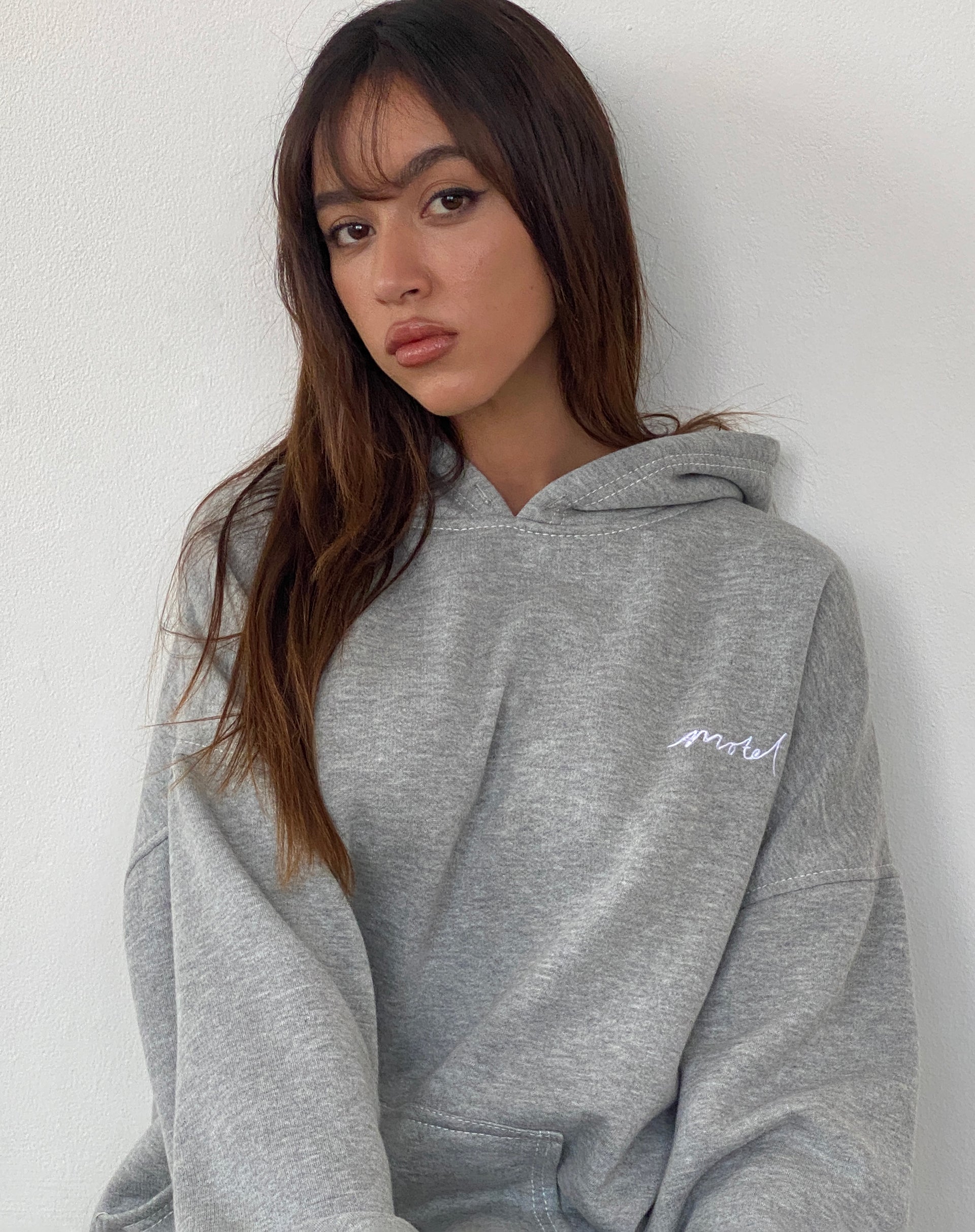 Immagine della felpa con cappuccio oversize in marna grigia con ricamo Motel Scribble