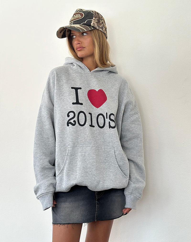 Immagine della felpa con cappuccio oversize in marna grigia con stampa I Love 2010