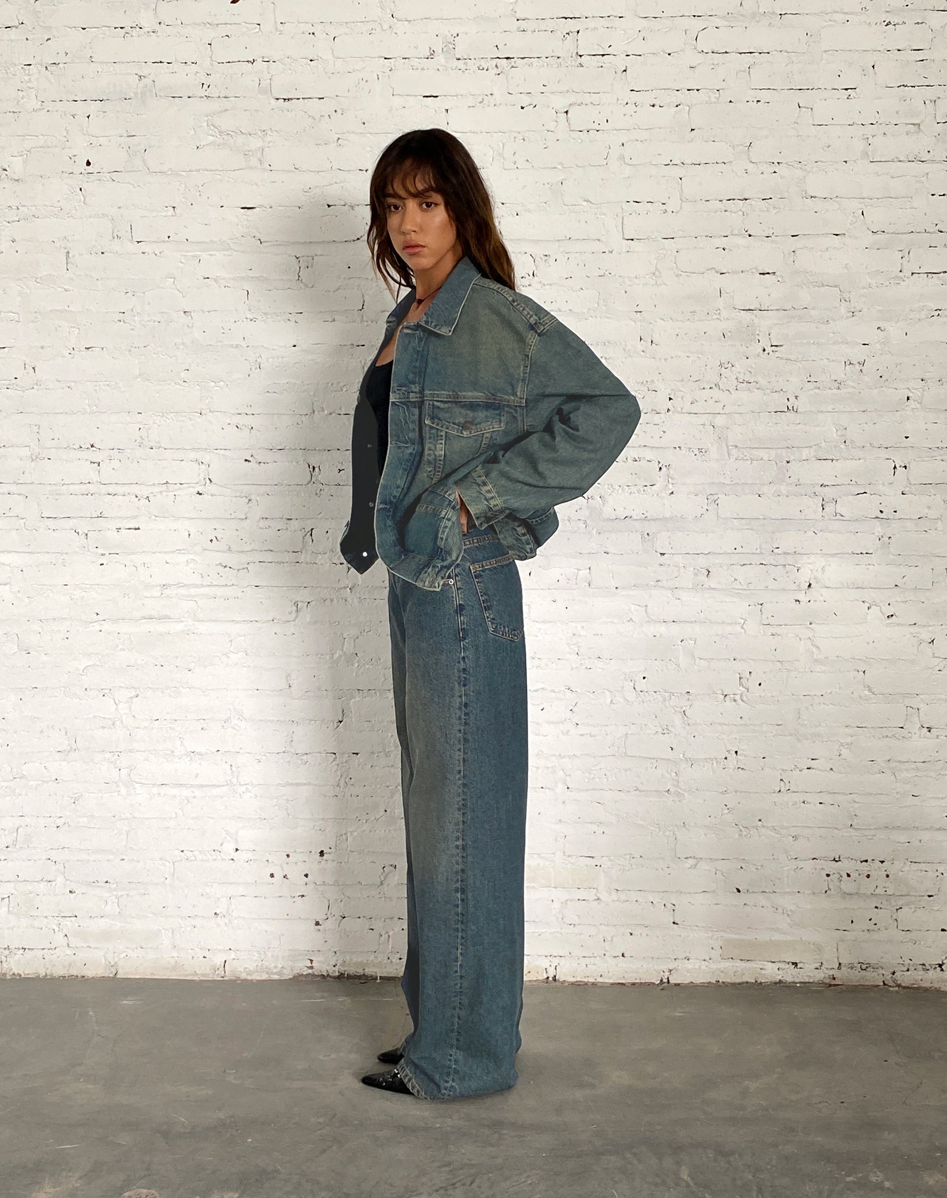 immagine della giacca di jeans oversize in marrone blu acido