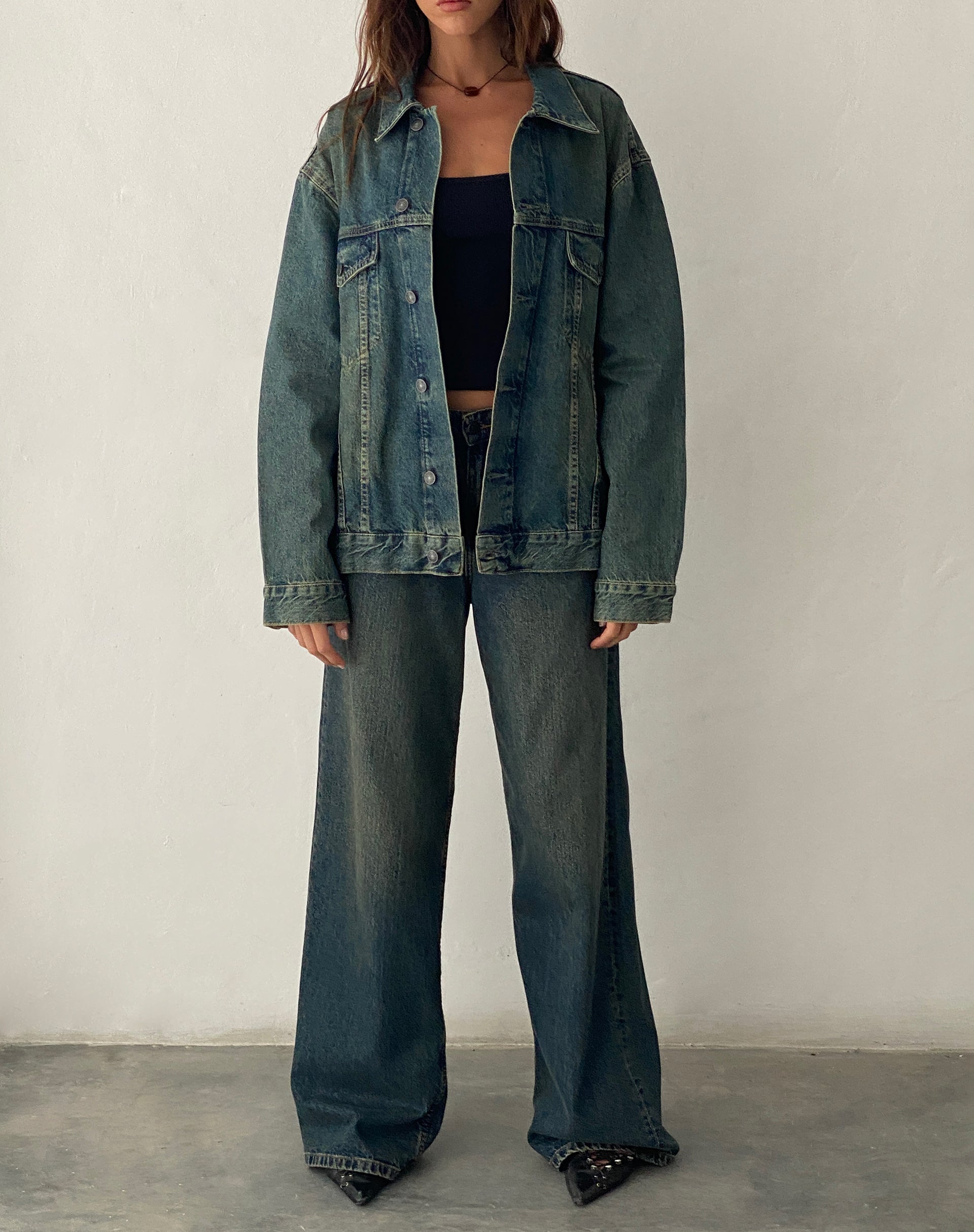 immagine della giacca di jeans oversize in marrone blu acido