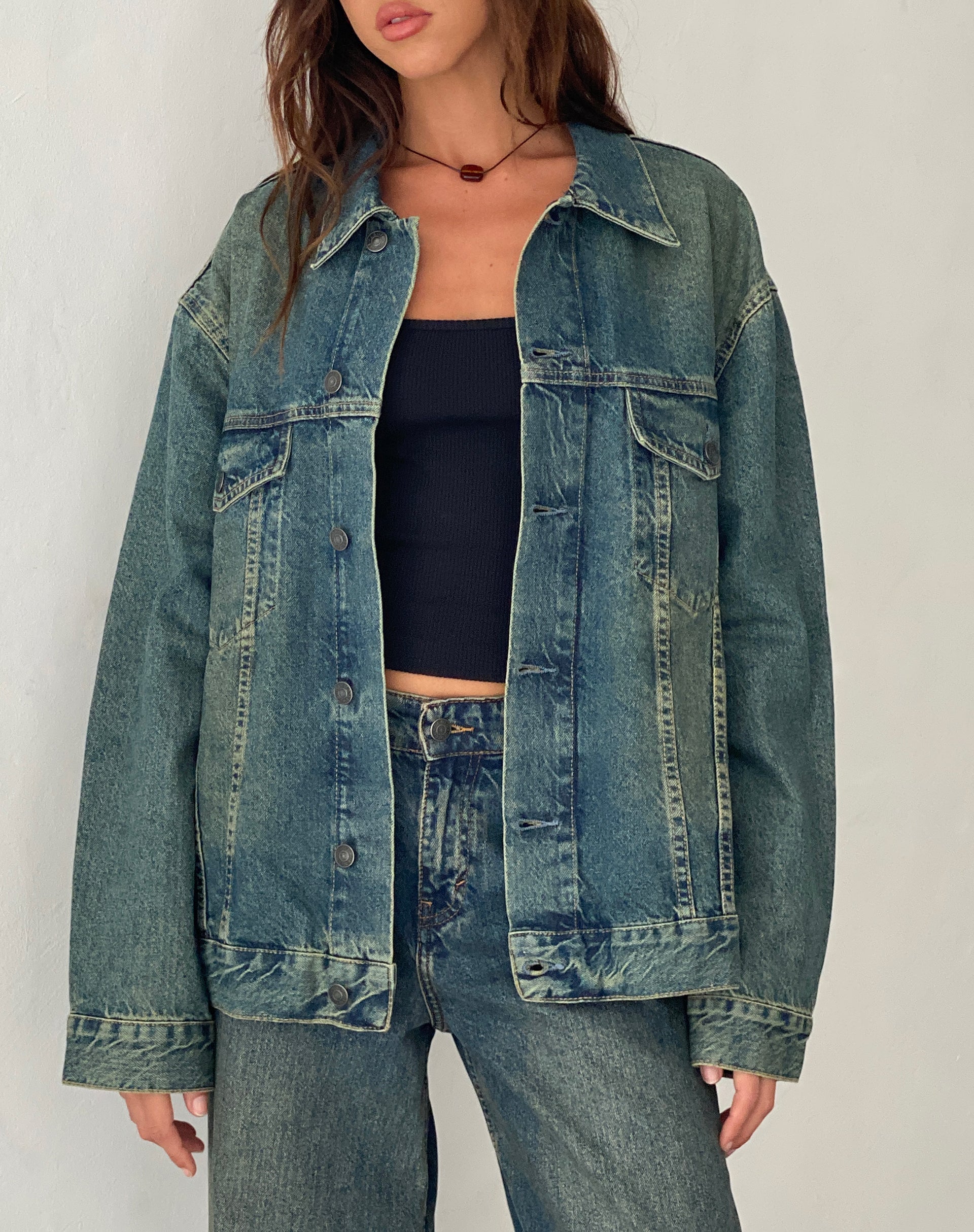 immagine della giacca di jeans oversize in marrone blu acido