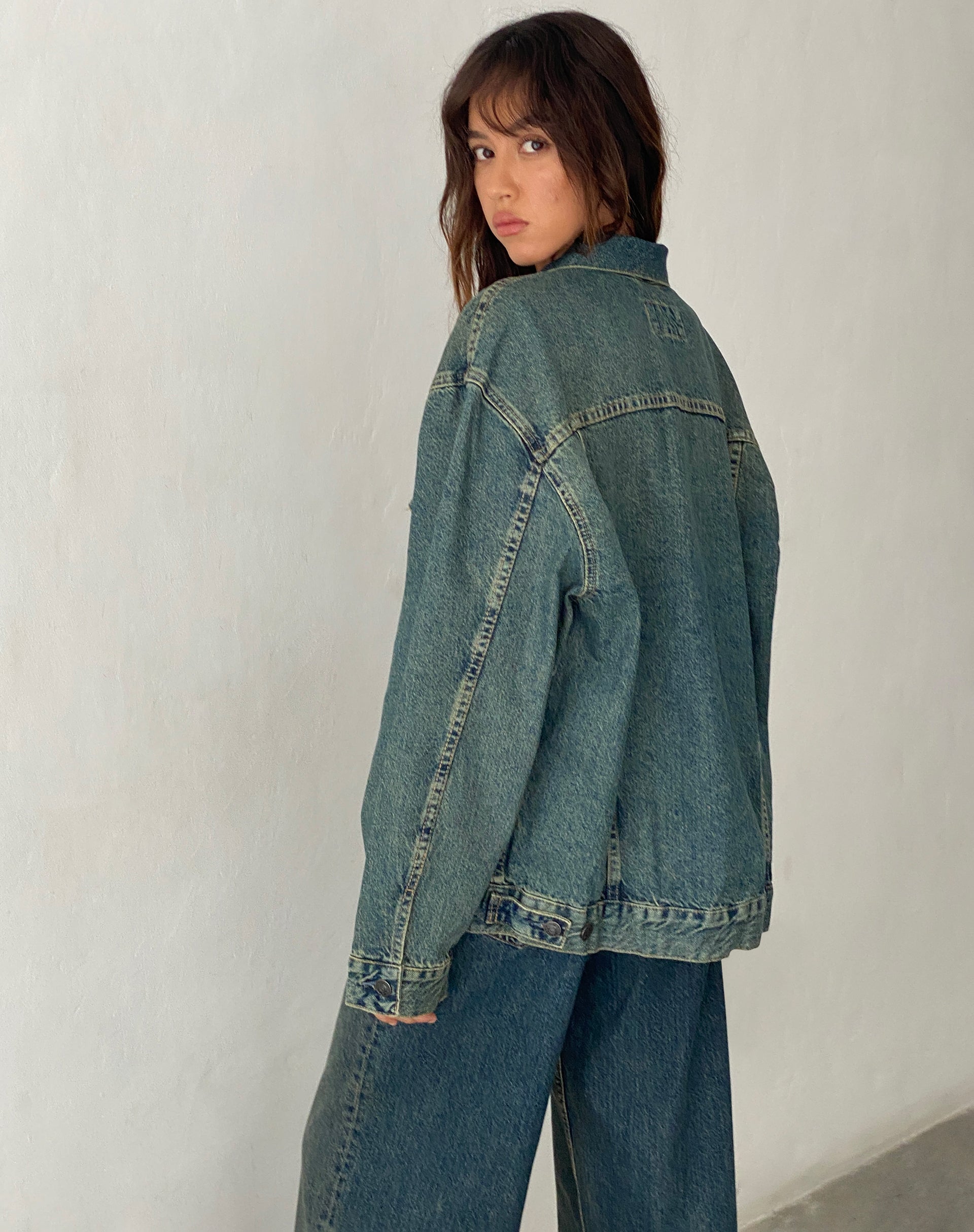 immagine della giacca di jeans oversize in marrone blu acido