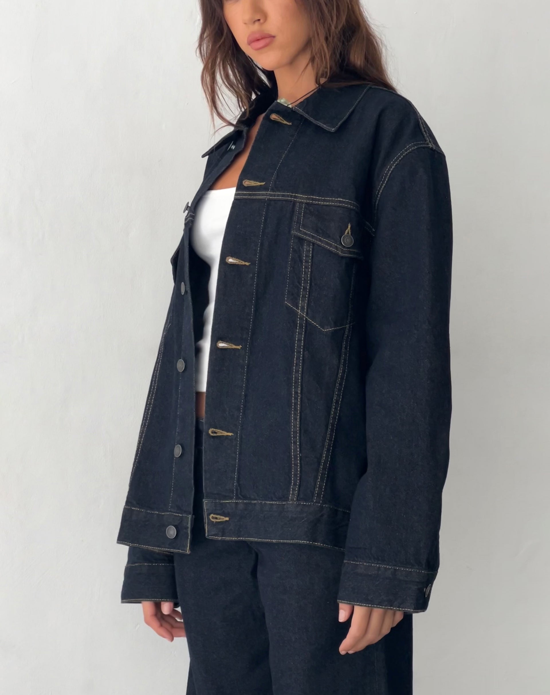 immagine della giacca di jeans oversize in indaco