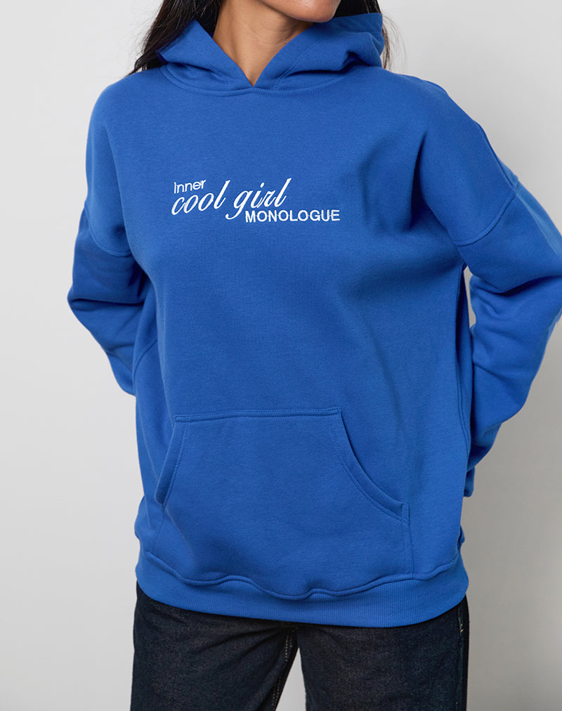 Immagine della felpa con cappuccio oversize in blu cobalto con grafica cool girl