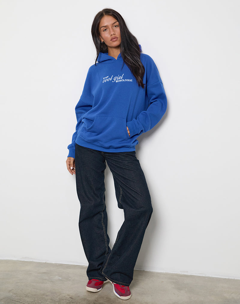 Immagine della felpa con cappuccio oversize in blu cobalto con grafica cool girl
