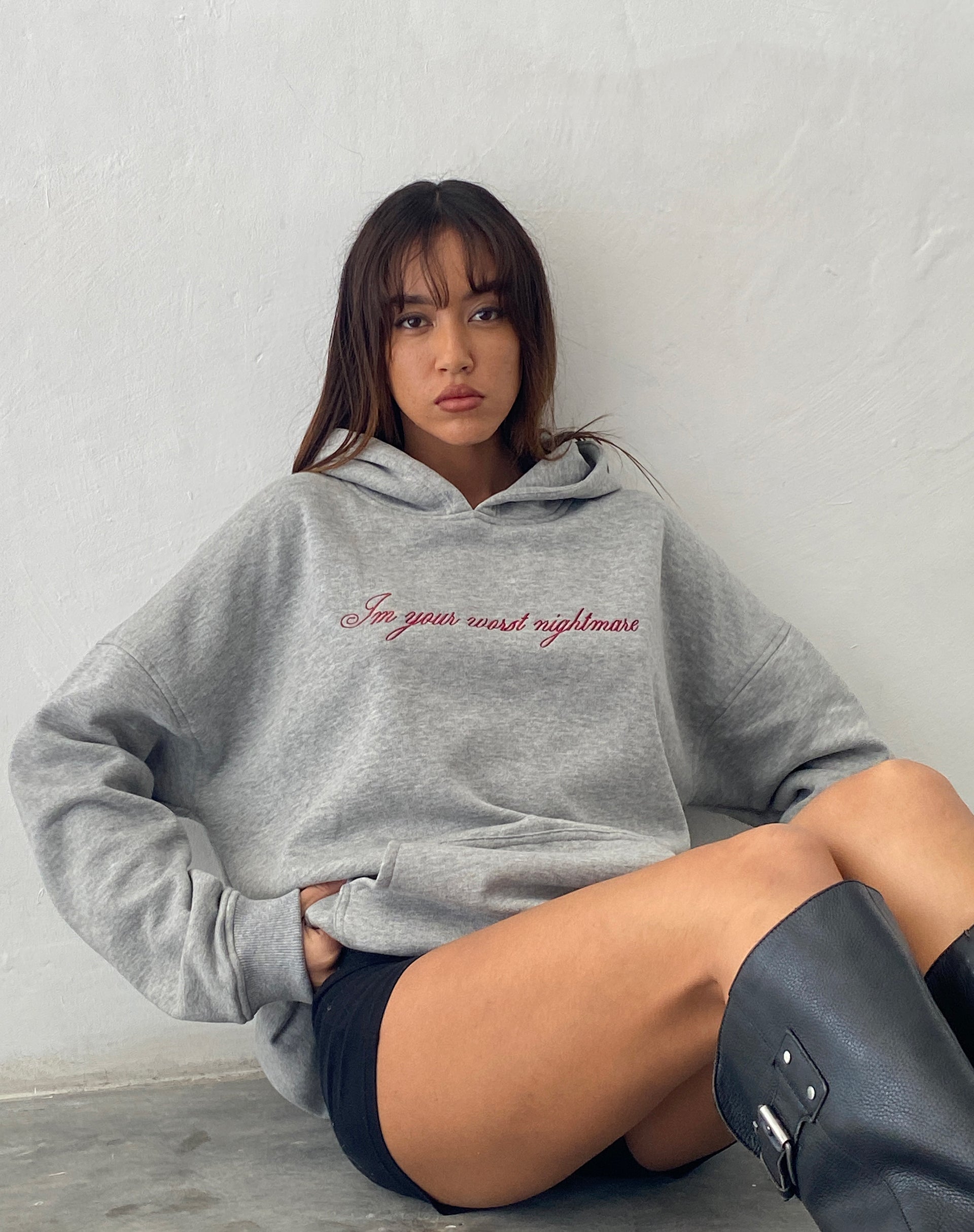 Immagine della felpa con cappuccio oversize in marna grigia con grafica Worst Nightmare