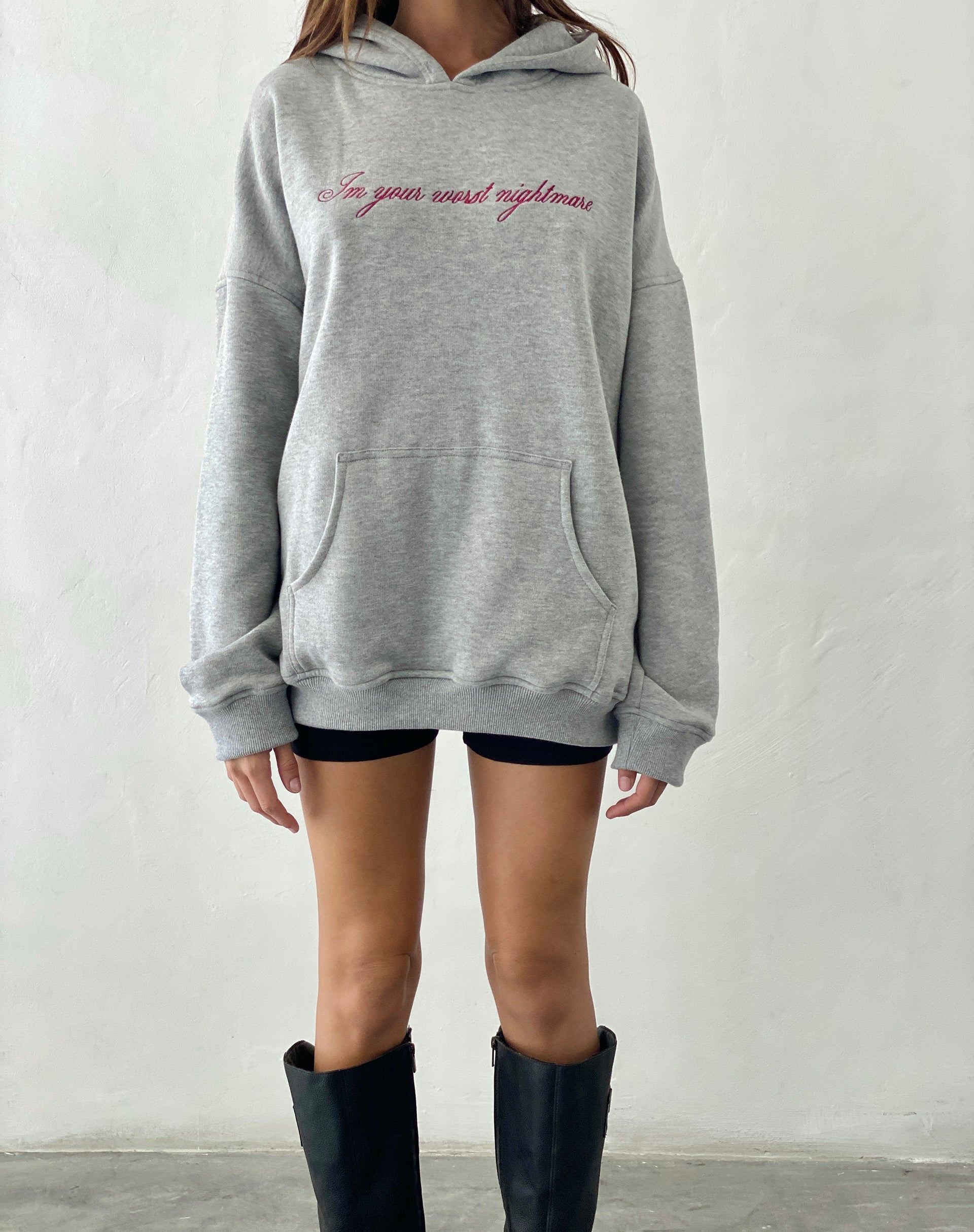 Immagine della felpa con cappuccio oversize in marna grigia con grafica Worst Nightmare