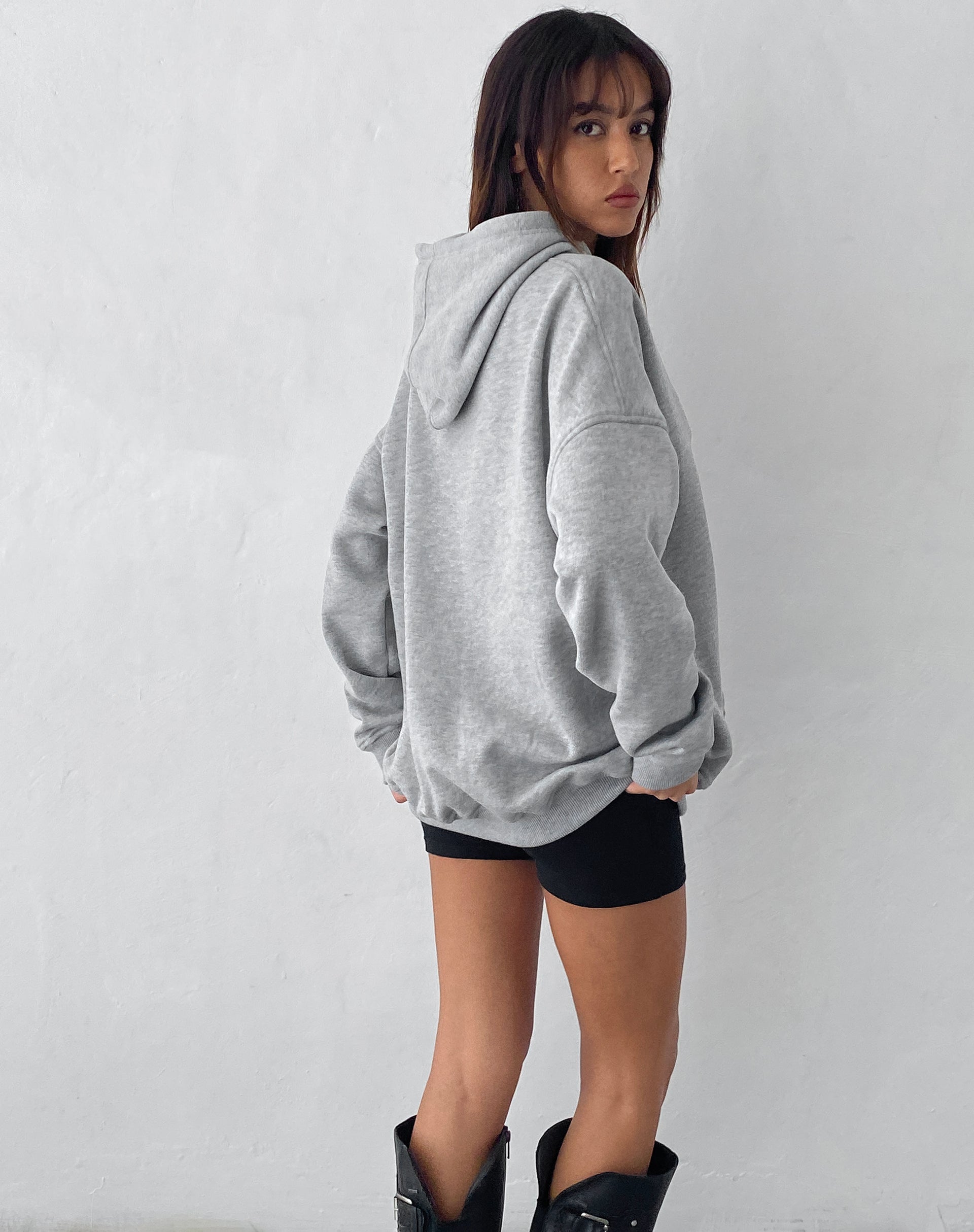Immagine della felpa con cappuccio oversize in marna grigia con grafica Worst Nightmare