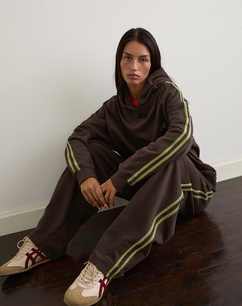 Immagine di Oze Trackpant in cioccolato amaro con bordatura verde e ricamo a M