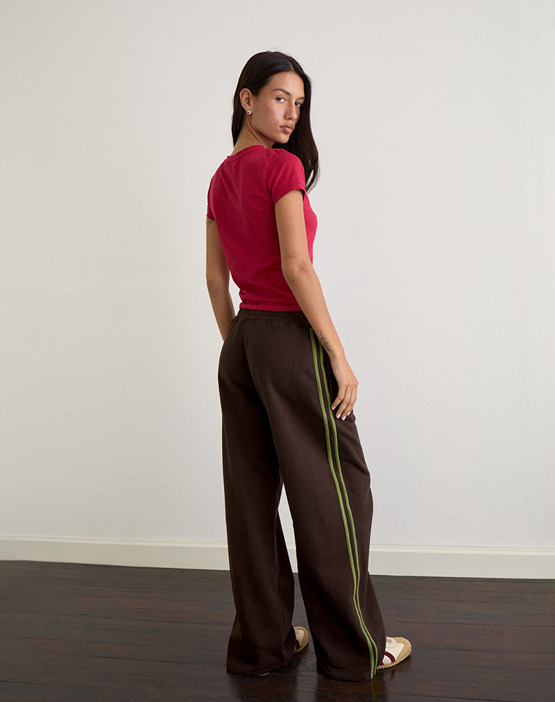 Immagine di Oze Trackpant in cioccolato amaro con bordatura verde e ricamo a M