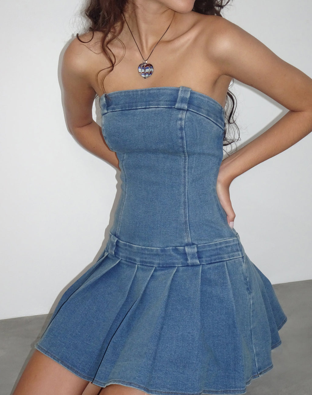 Mini abito a fascia in denim di Pajaya con lavaggio blu