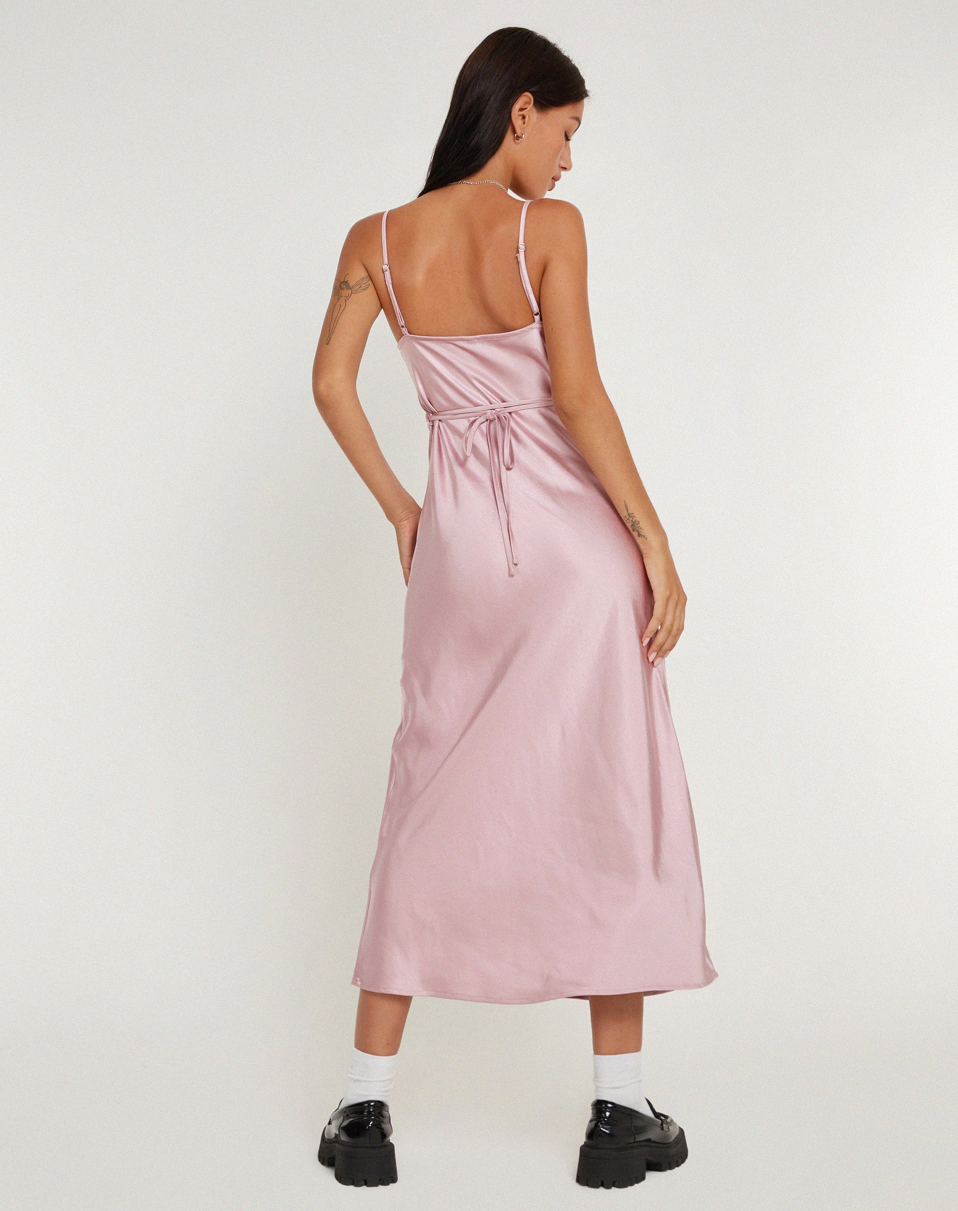 immagine di Palasha Midi Dress in raso rosa scuro