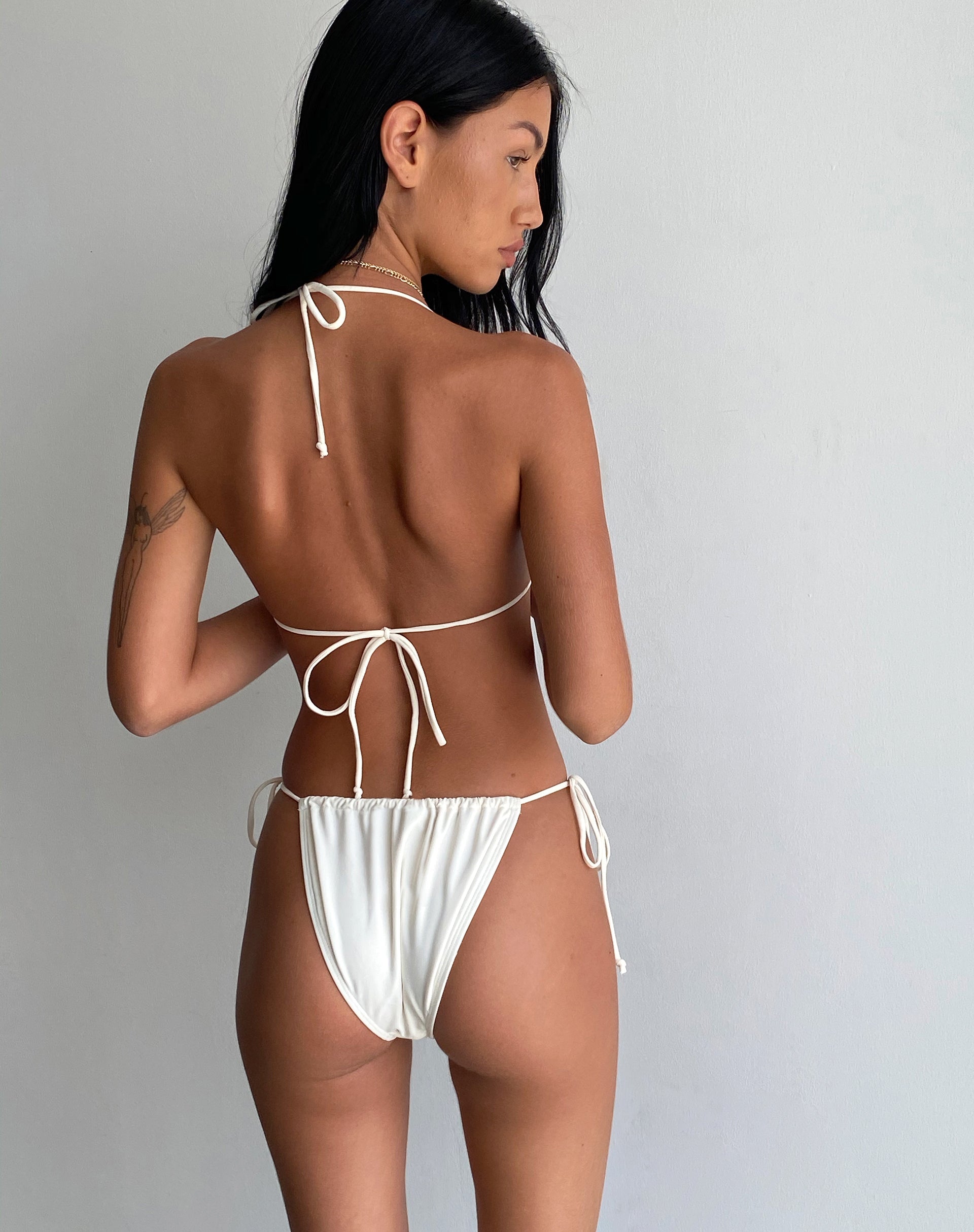 Immagine del top bikini Pami in avorio con fiocco nero