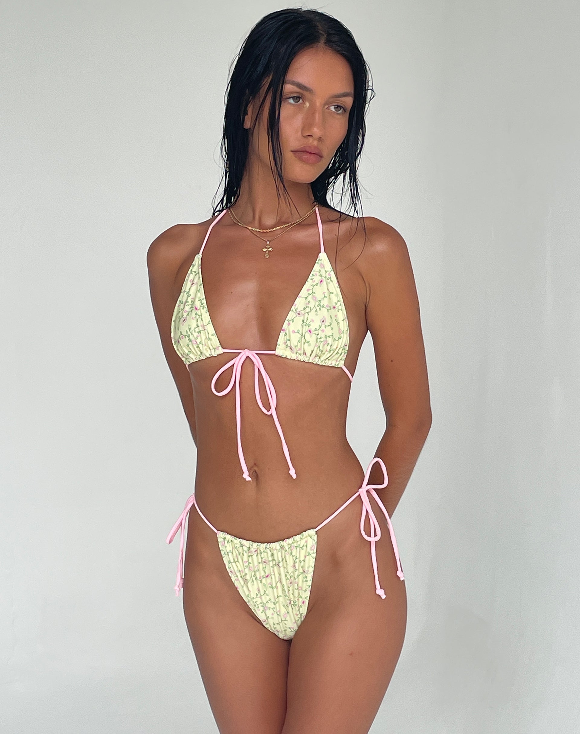 Immagine di Pamita Bikini Top in Paisley Giallo con Bordo Rosa