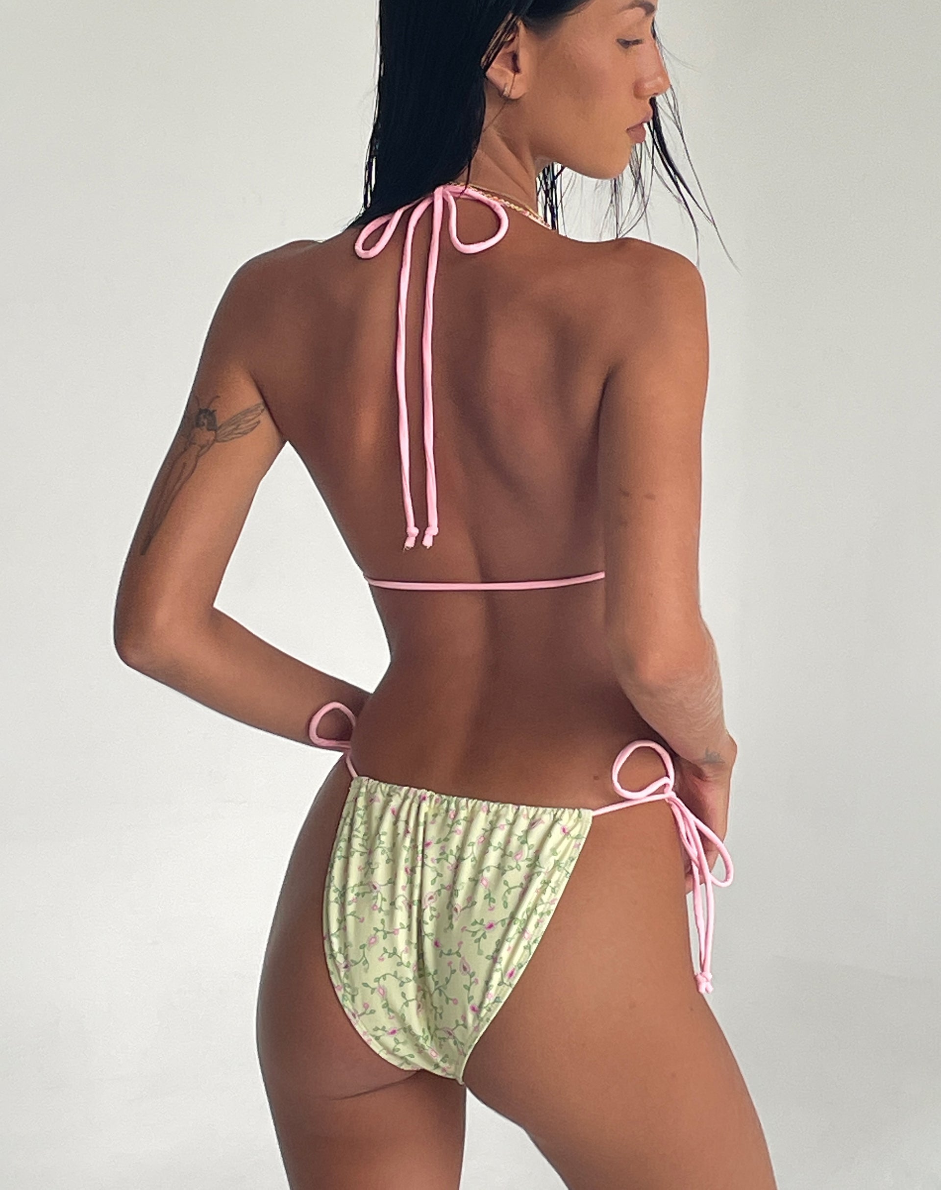 Immagine di Leyna Bikini Bottom in Paisley Yellow with Pink Binding