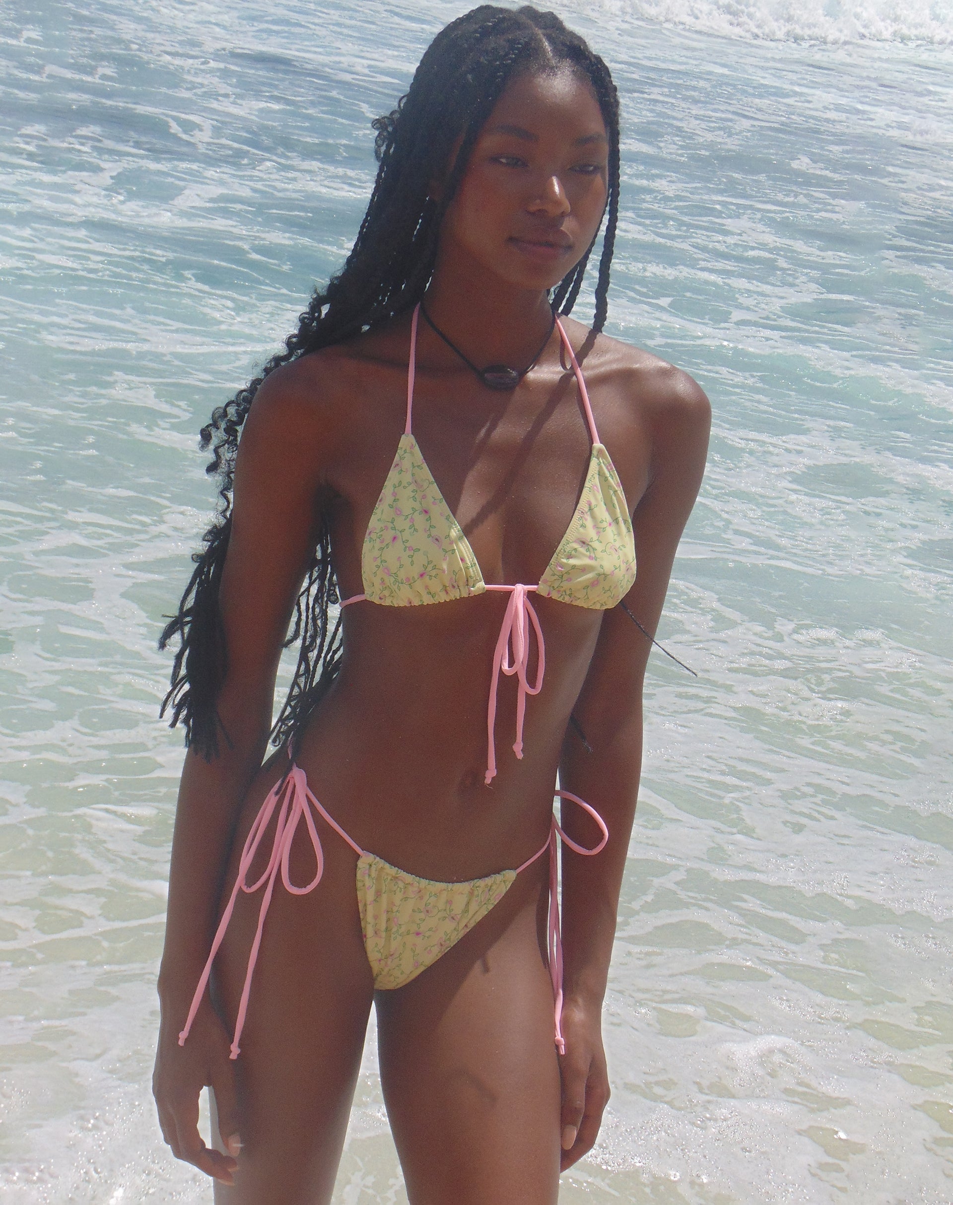 Immagine di Leyna Bikini Bottom in Paisley Yellow with Pink Binding