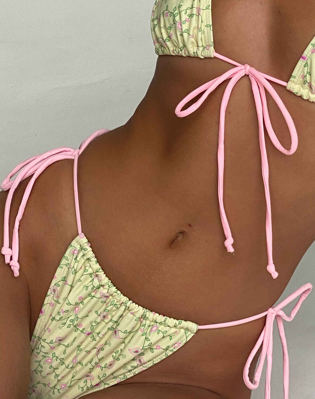 Slip bikini Leyna in giallo paisley con bordatura rosa