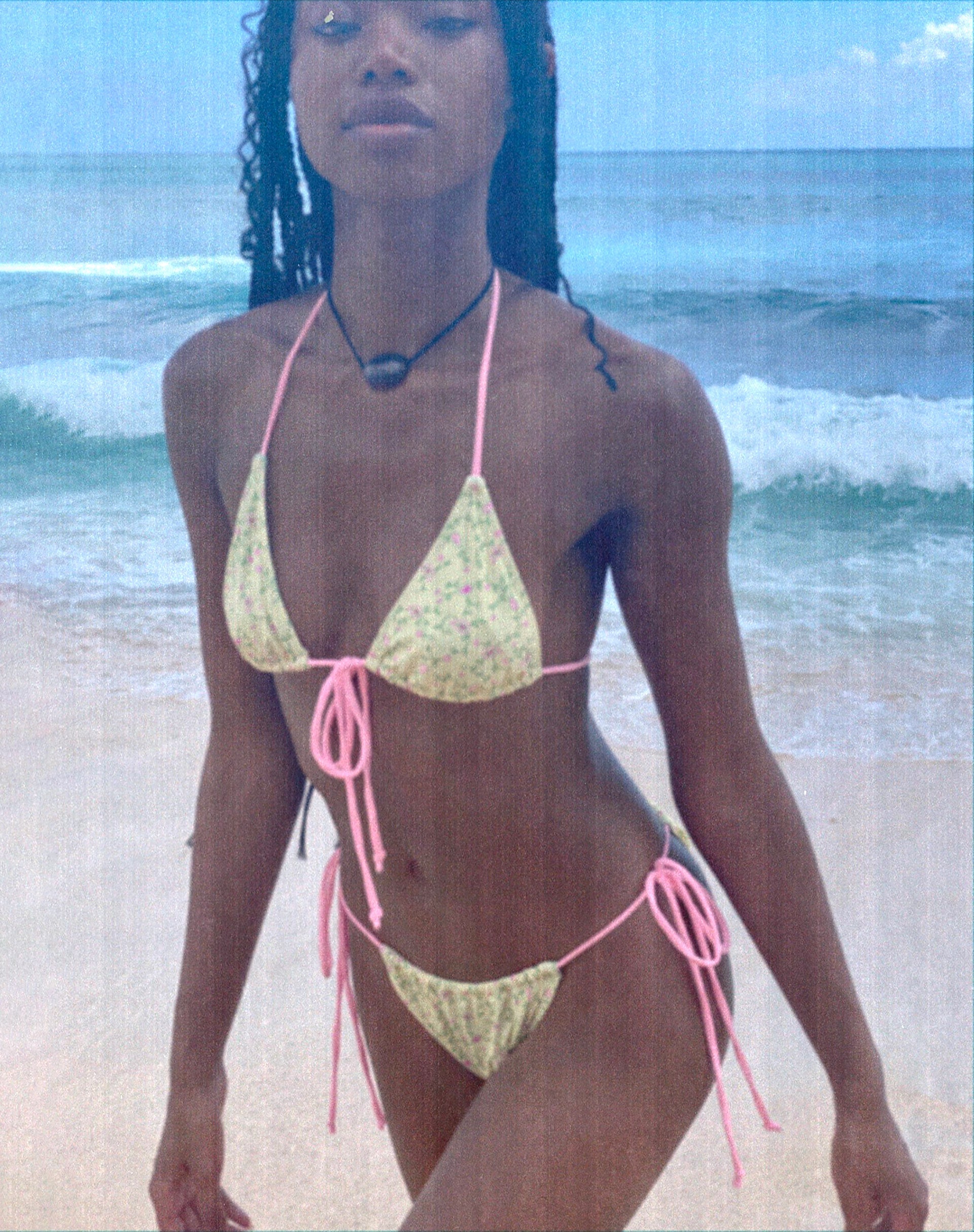 Immagine di Leyna Bikini Bottom in Paisley Yellow with Pink Binding