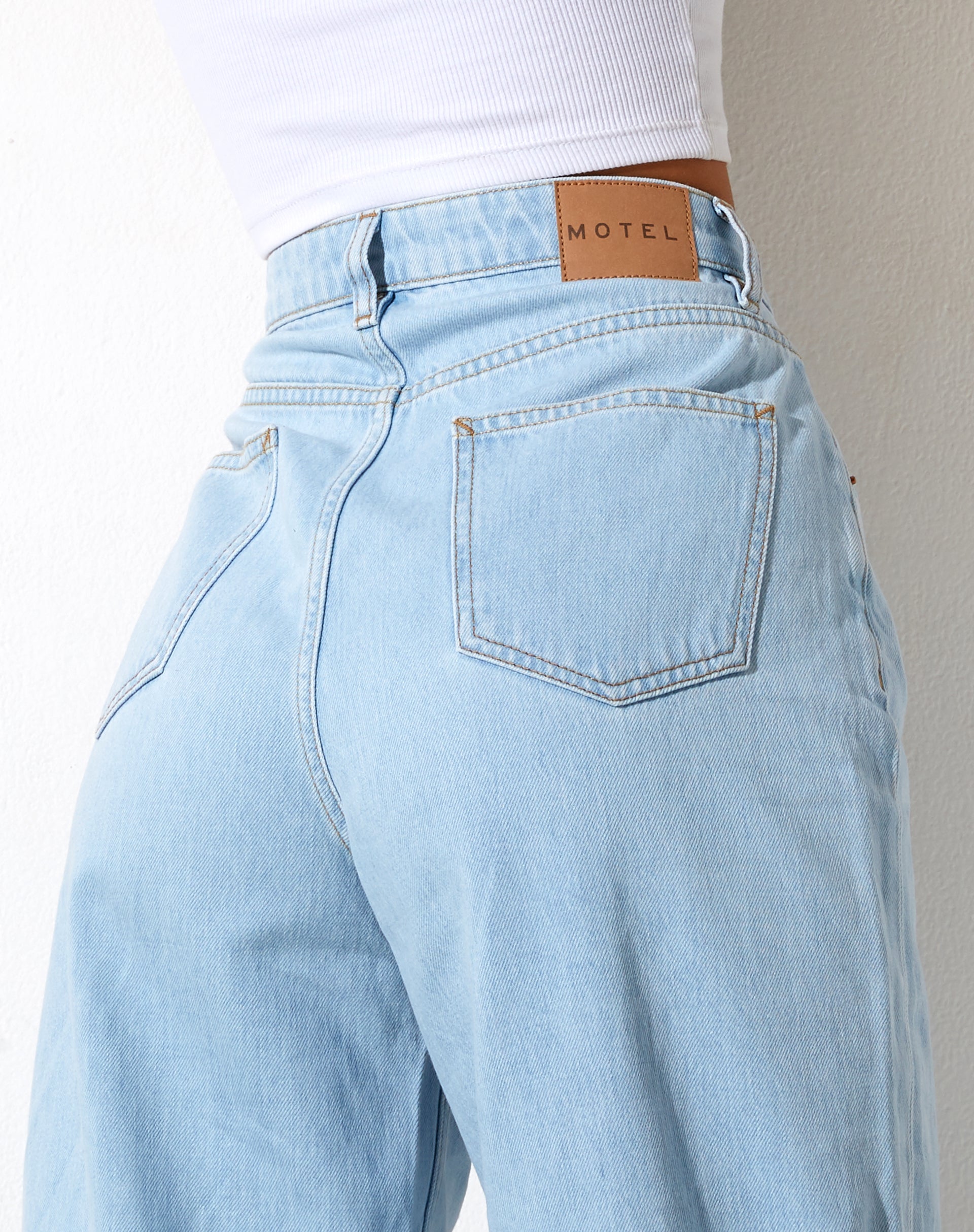 Immagine dei jeans Parallel con lavaggio super chiaro