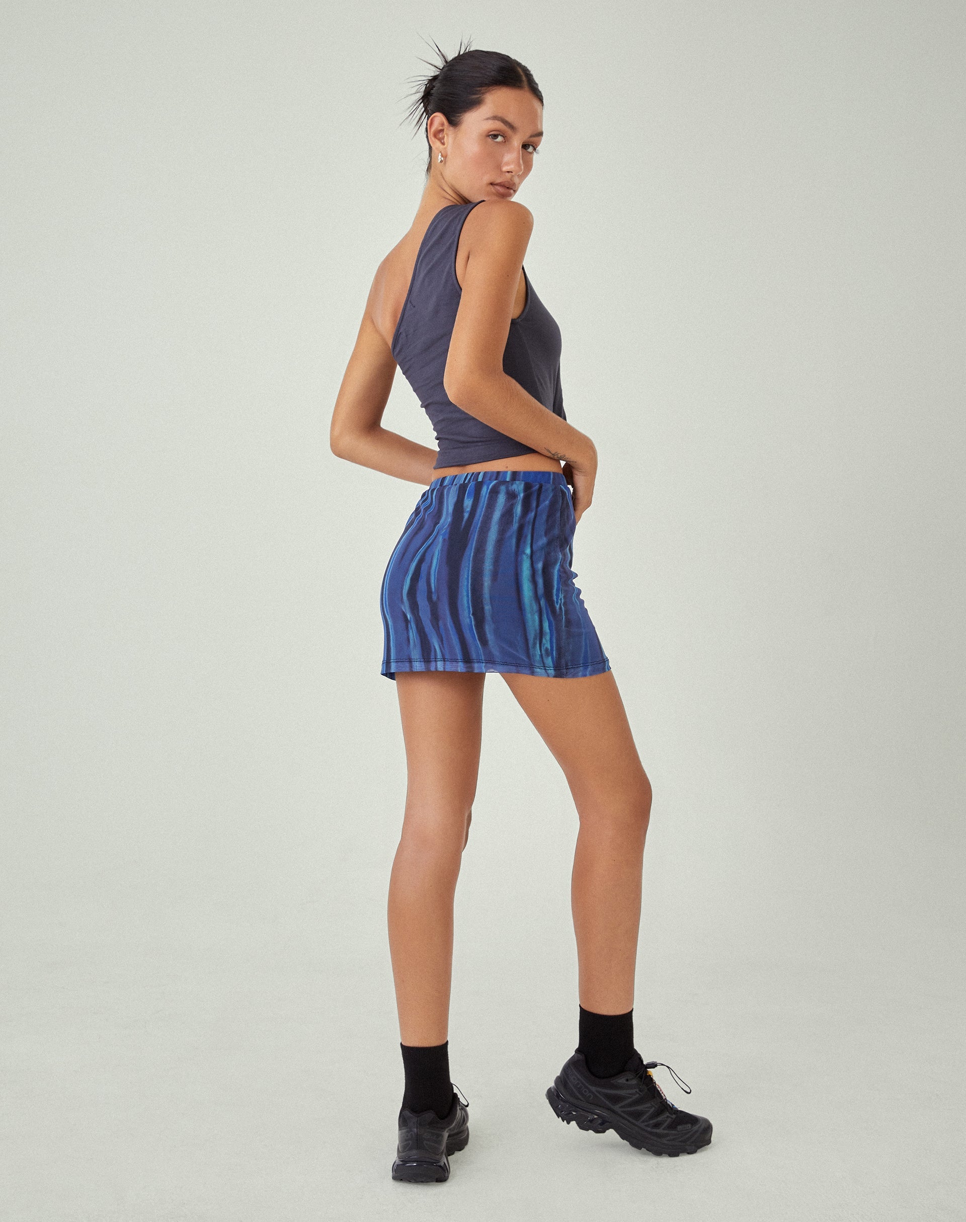 immagine di MOTEL X JACQUIE Pelma Mini Skirt in Colour Bleed Blue