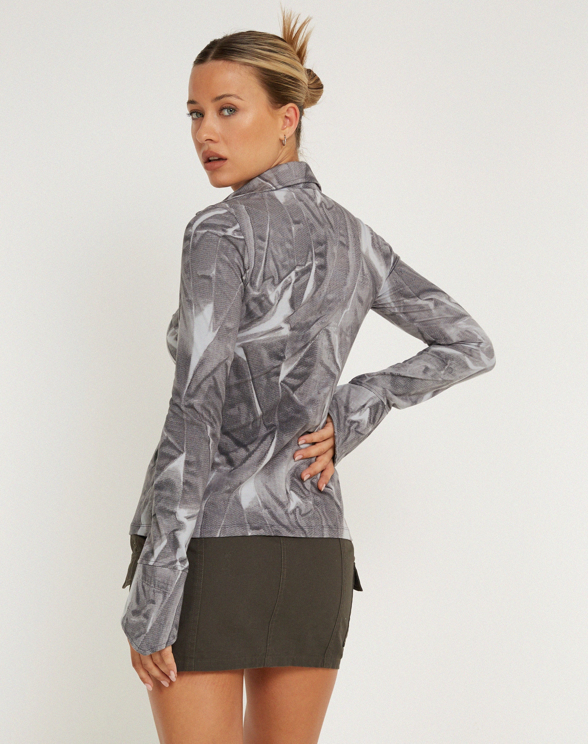 immagine di Phole Button Up Shirt in grigio con pieghe distopiche