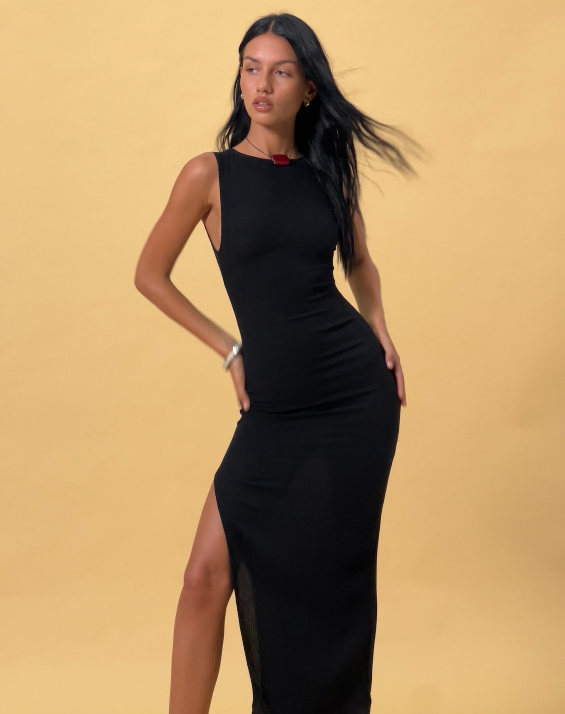Immagine di Minyo - Maxi abito con scollo a ruota in nero lucido