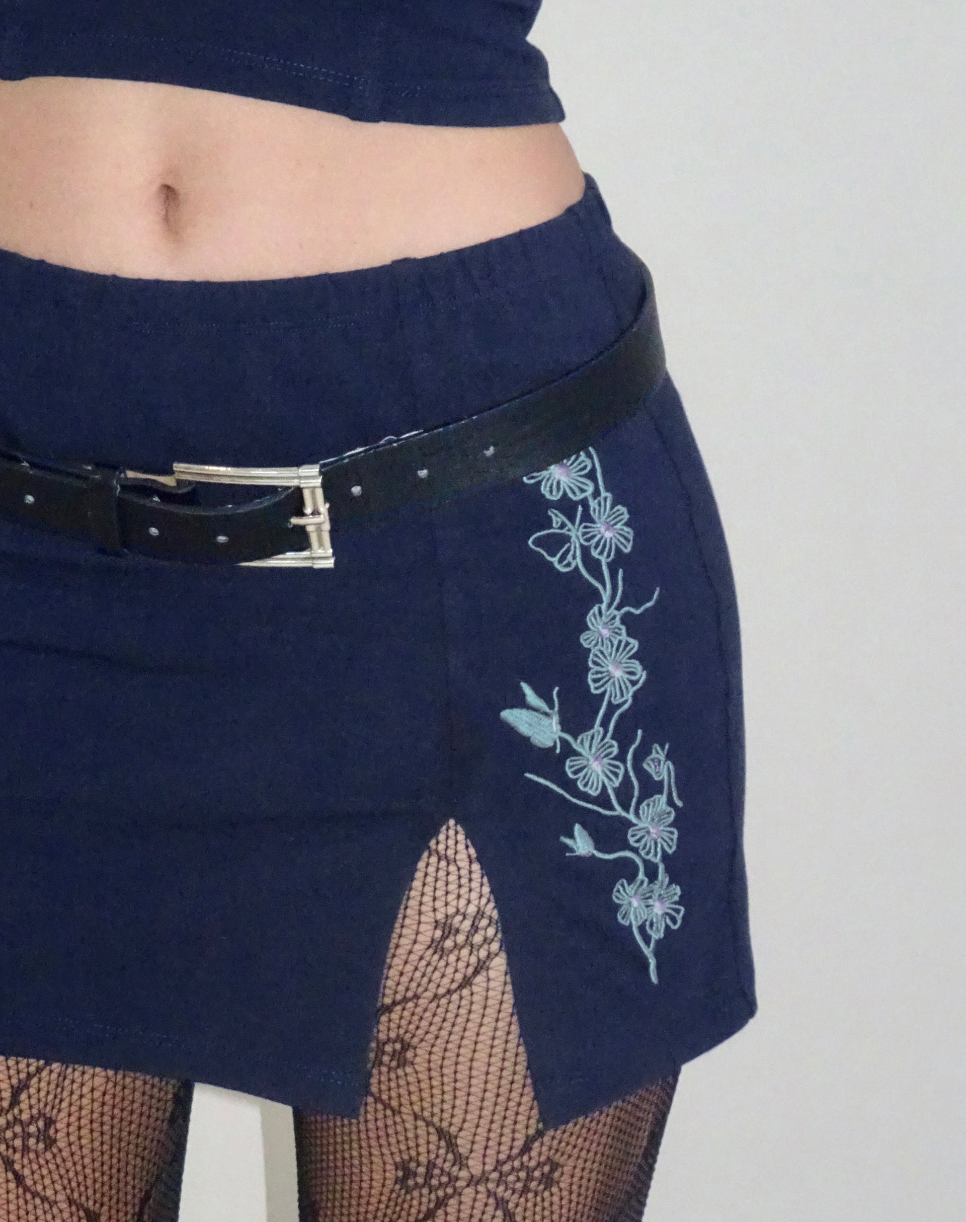 immagine di Lael Mini Skirt in Navy Flower Butterfly Emb