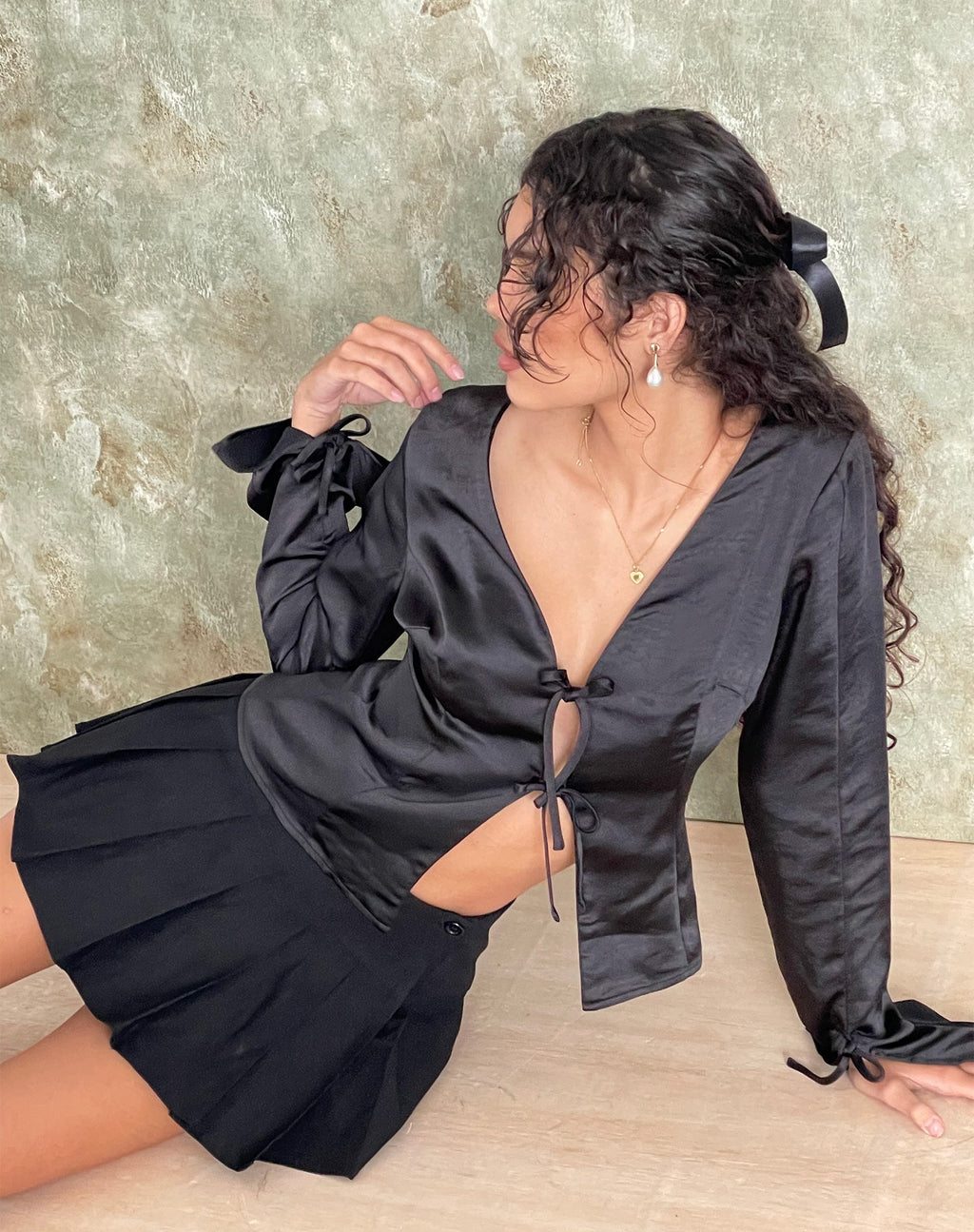 Top Ruhara a maniche lunghe in raso nero
