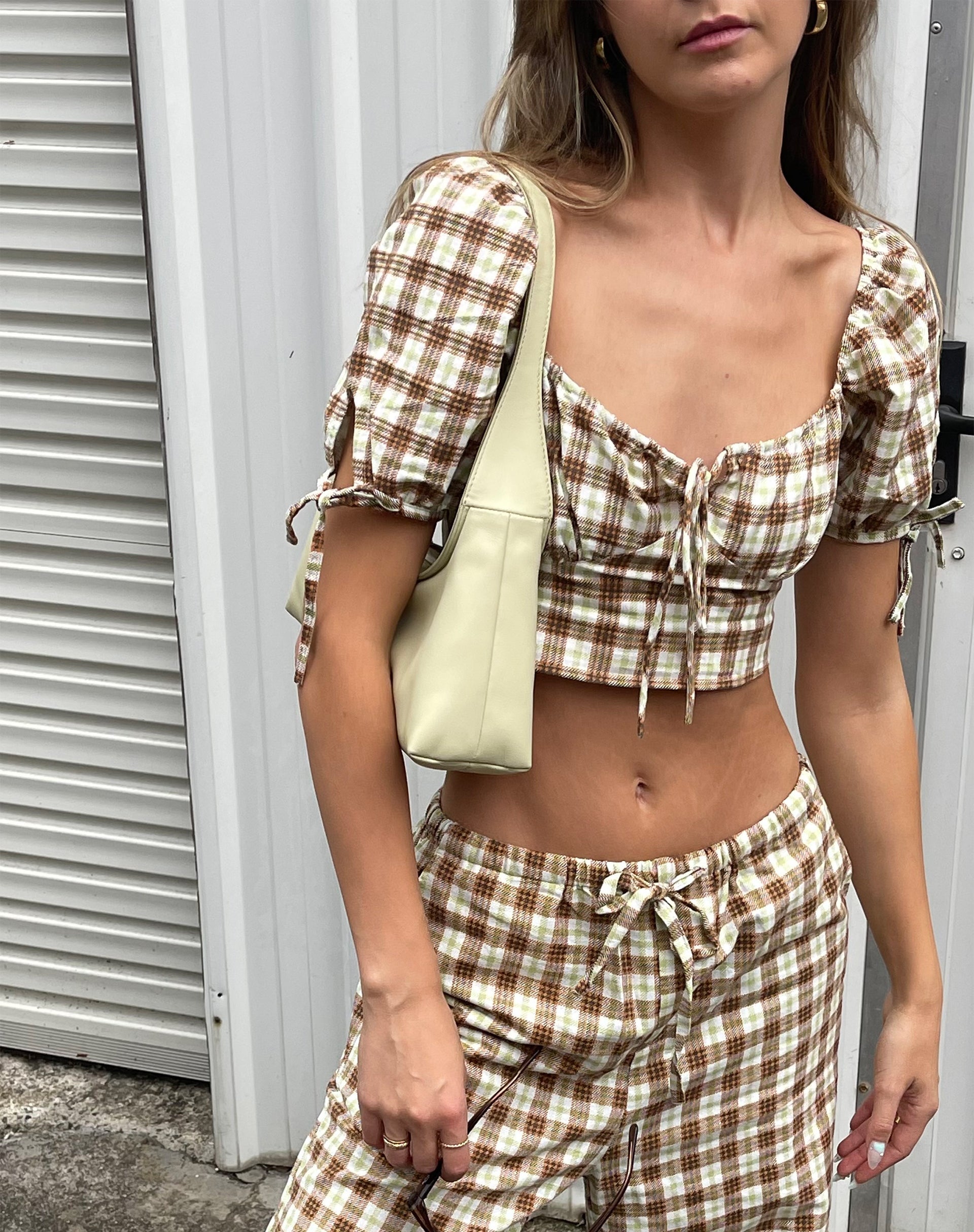 immagine di MOTEL X JACQUIE Auri Crop Top a quadri giallo marrone