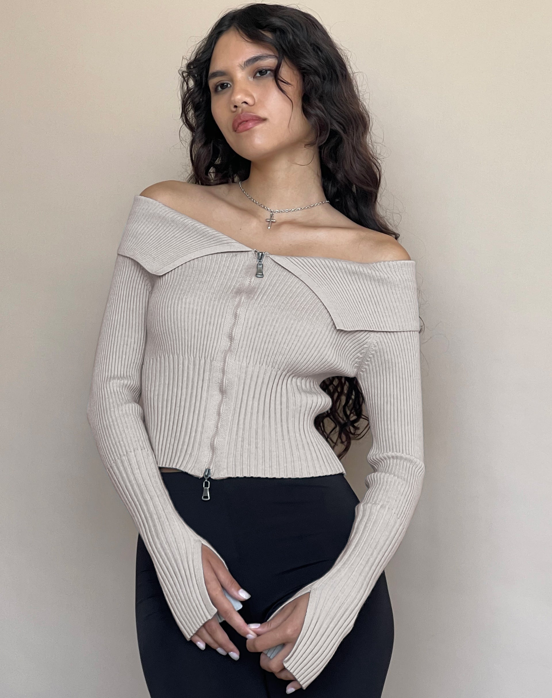 Immagine di Radia - Maglia con zip a manica lunga off-shoulder in grigio chiaro