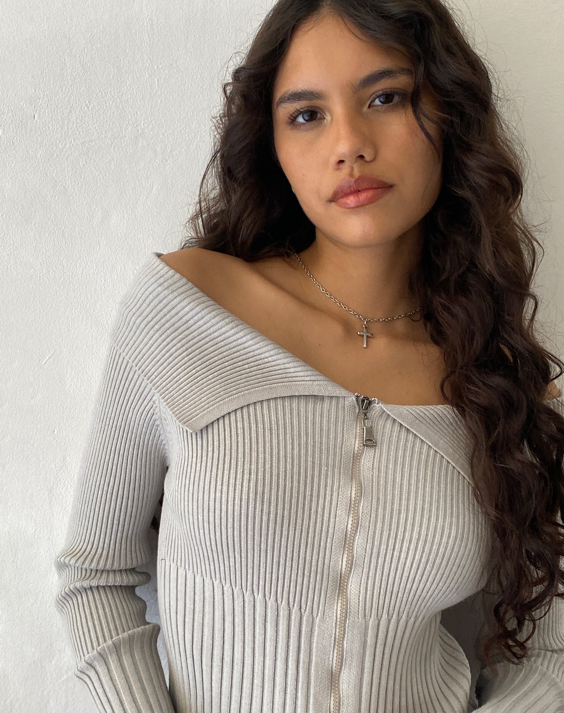 Immagine di Radia - Maglia con zip a manica lunga off-shoulder in grigio chiaro