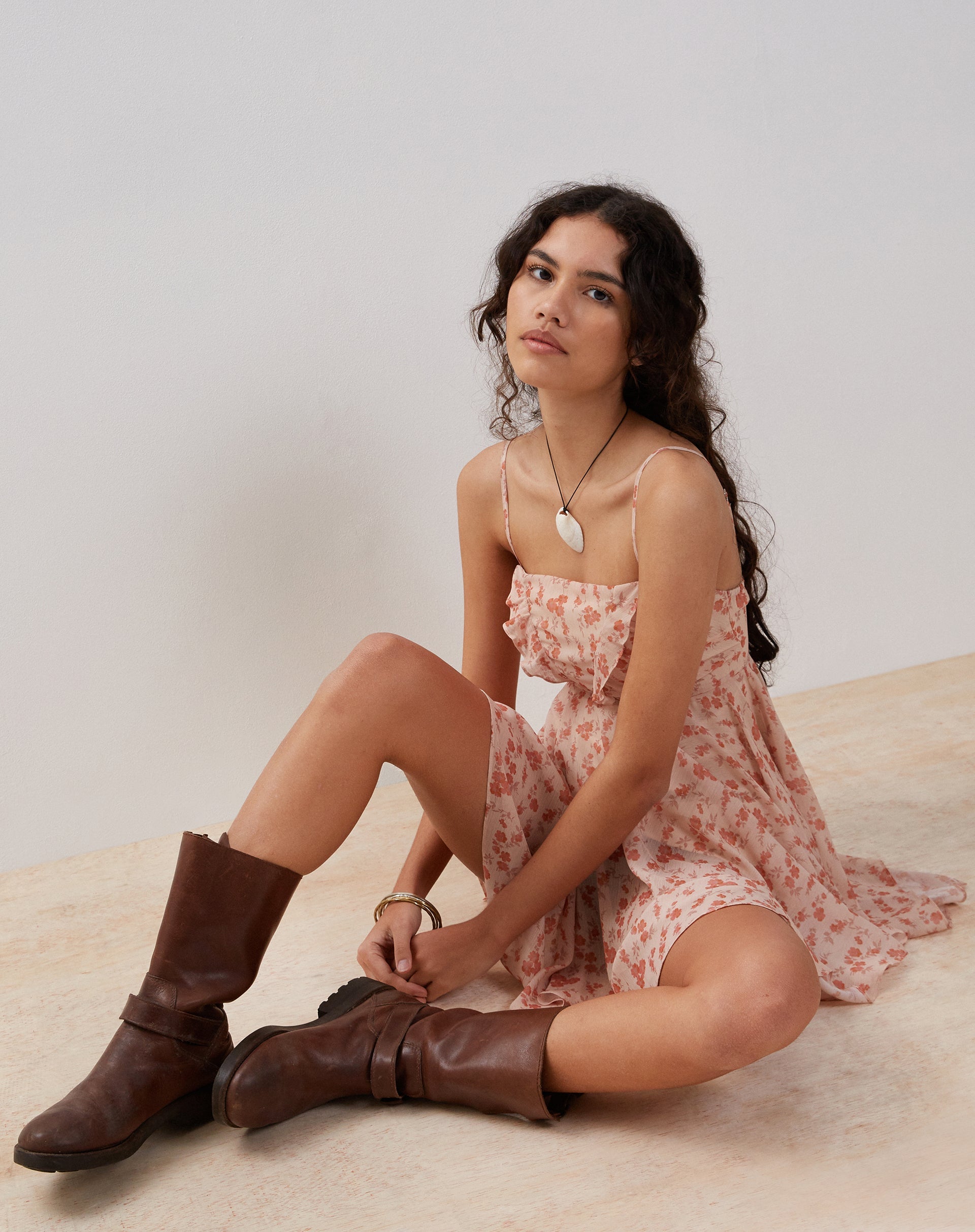 Immagine di Raftar Frill Chiffon Mini Dress in Peach Cherry Blossom