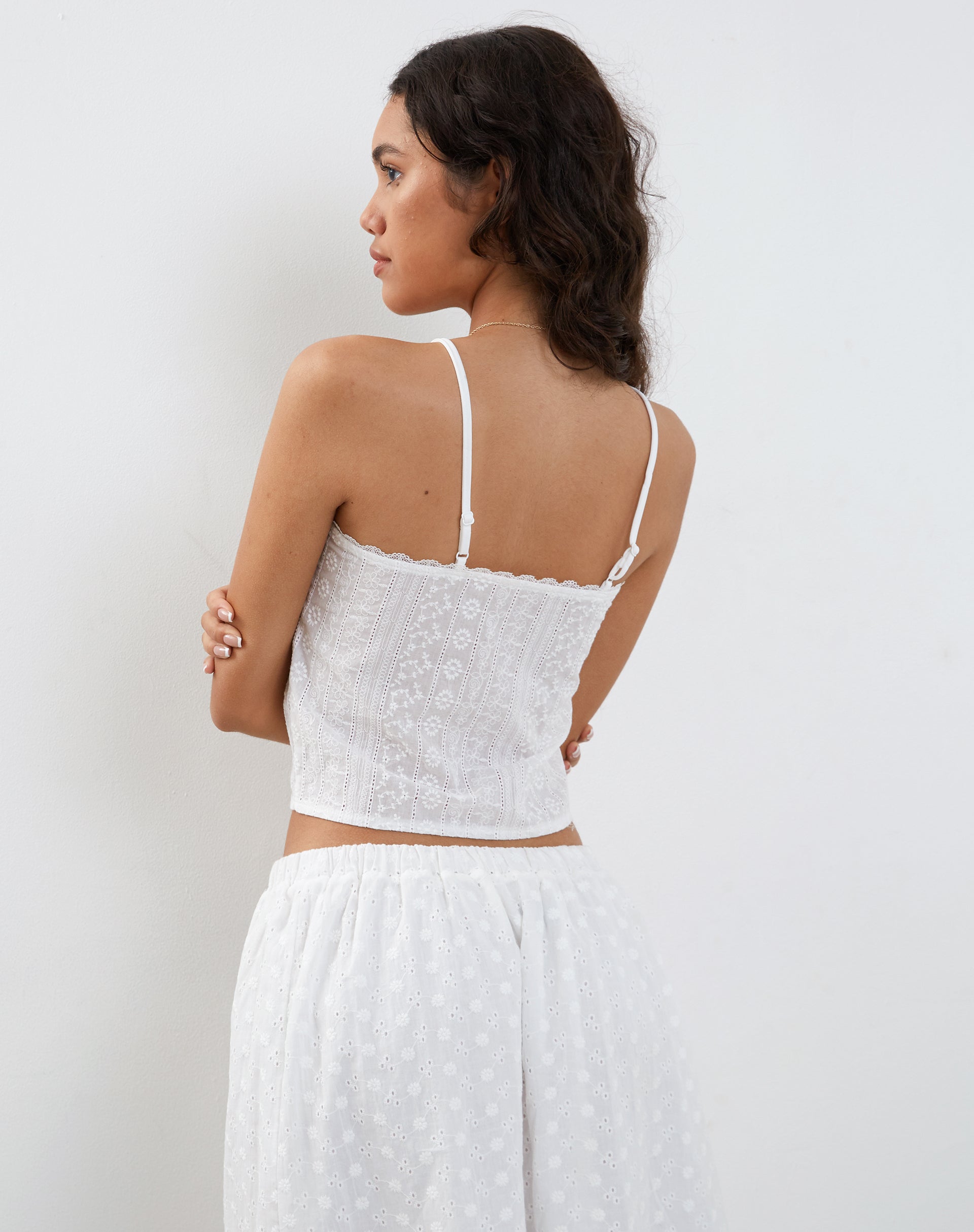Immagine di Ramika Top cami ricamato sul davanti in bianco Broderie