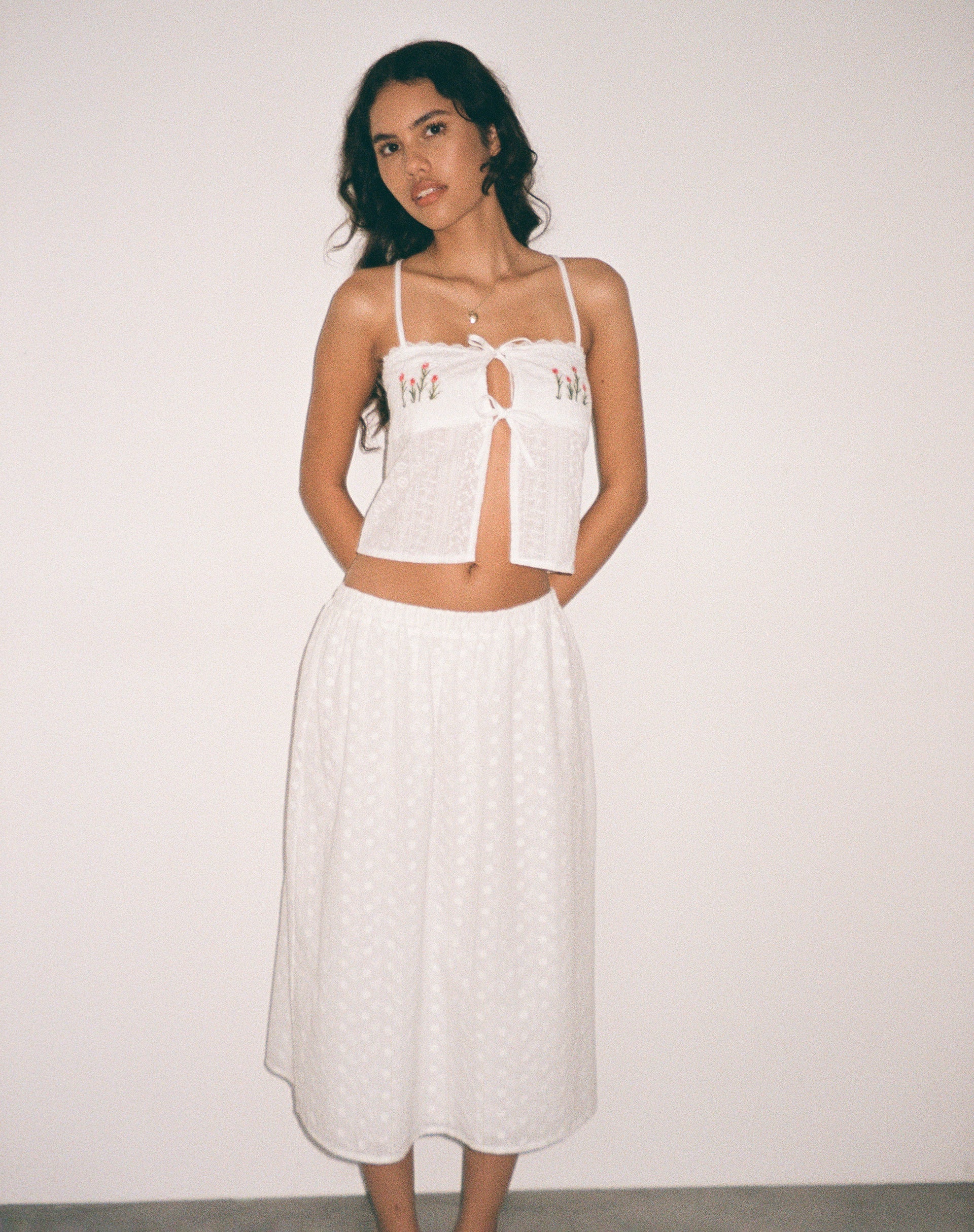 Immagine di Ramika Top cami ricamato sul davanti in bianco Broderie