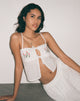 Immagine di Ramika Top cami ricamato sul davanti in bianco Broderie