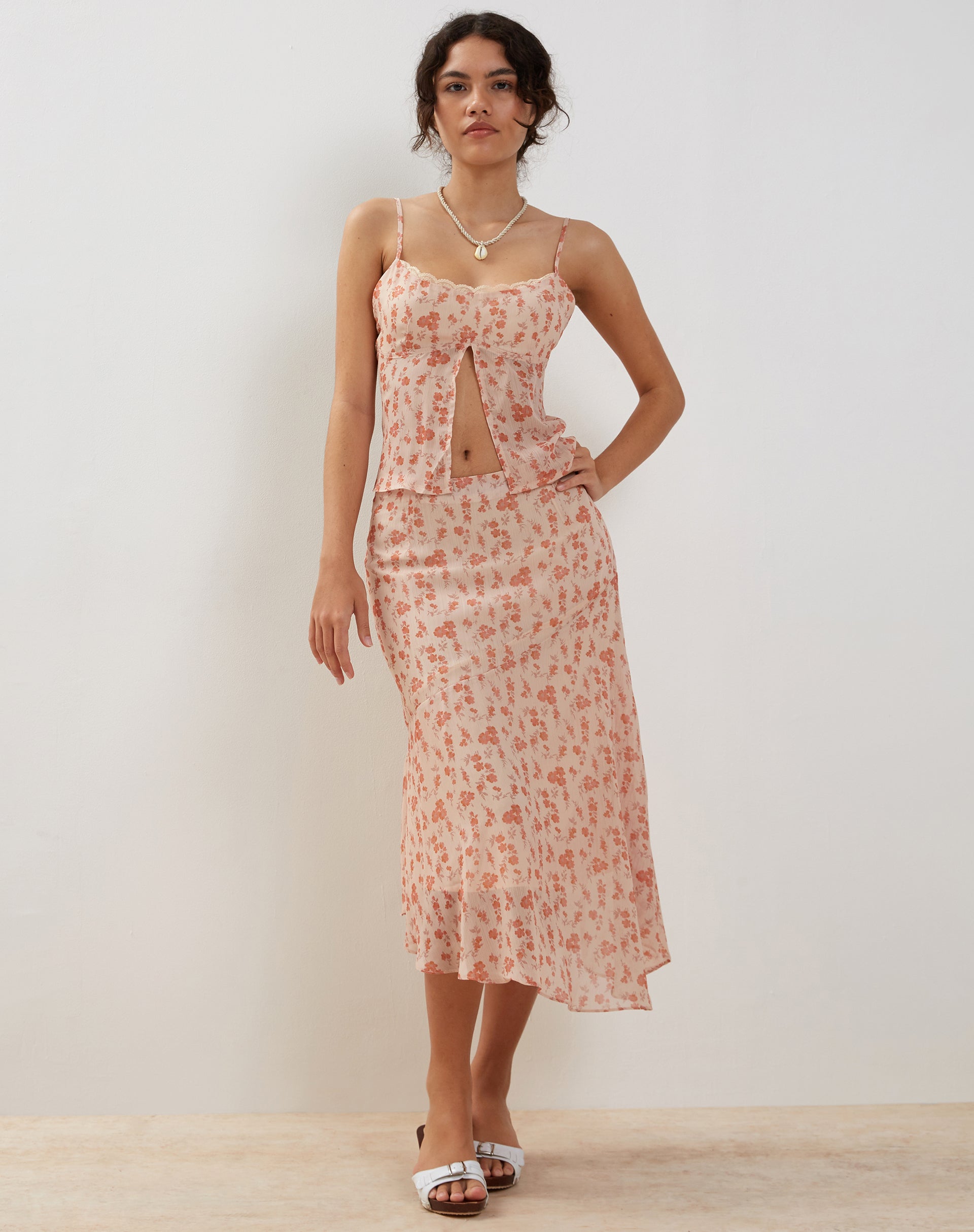 Immagine di Rans: gonna midi in chiffon con orlo a cascata, color pesca e fiori di ciliegio.