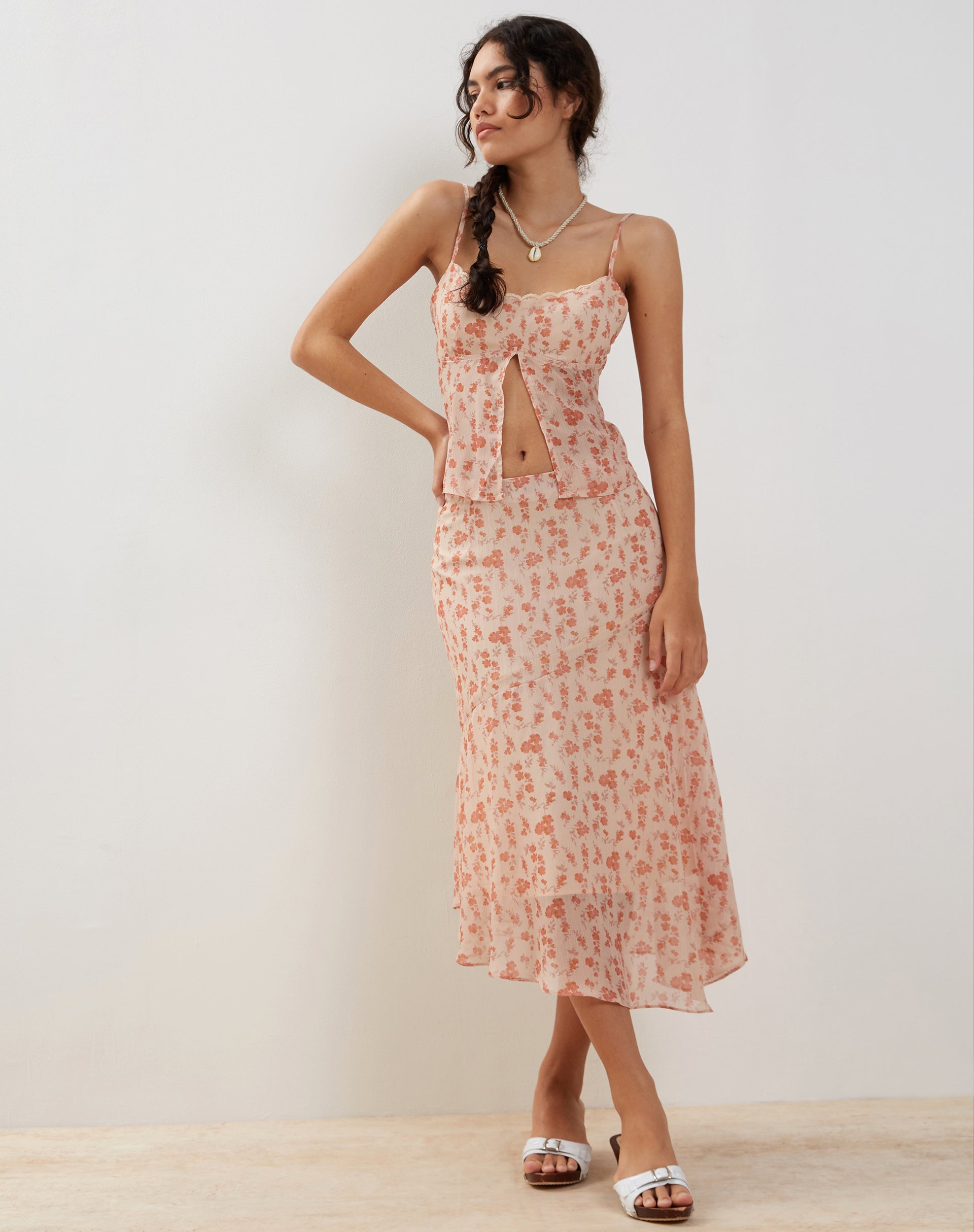 Immagine di Rans: gonna midi in chiffon con orlo a cascata, color pesca e fiori di ciliegio.