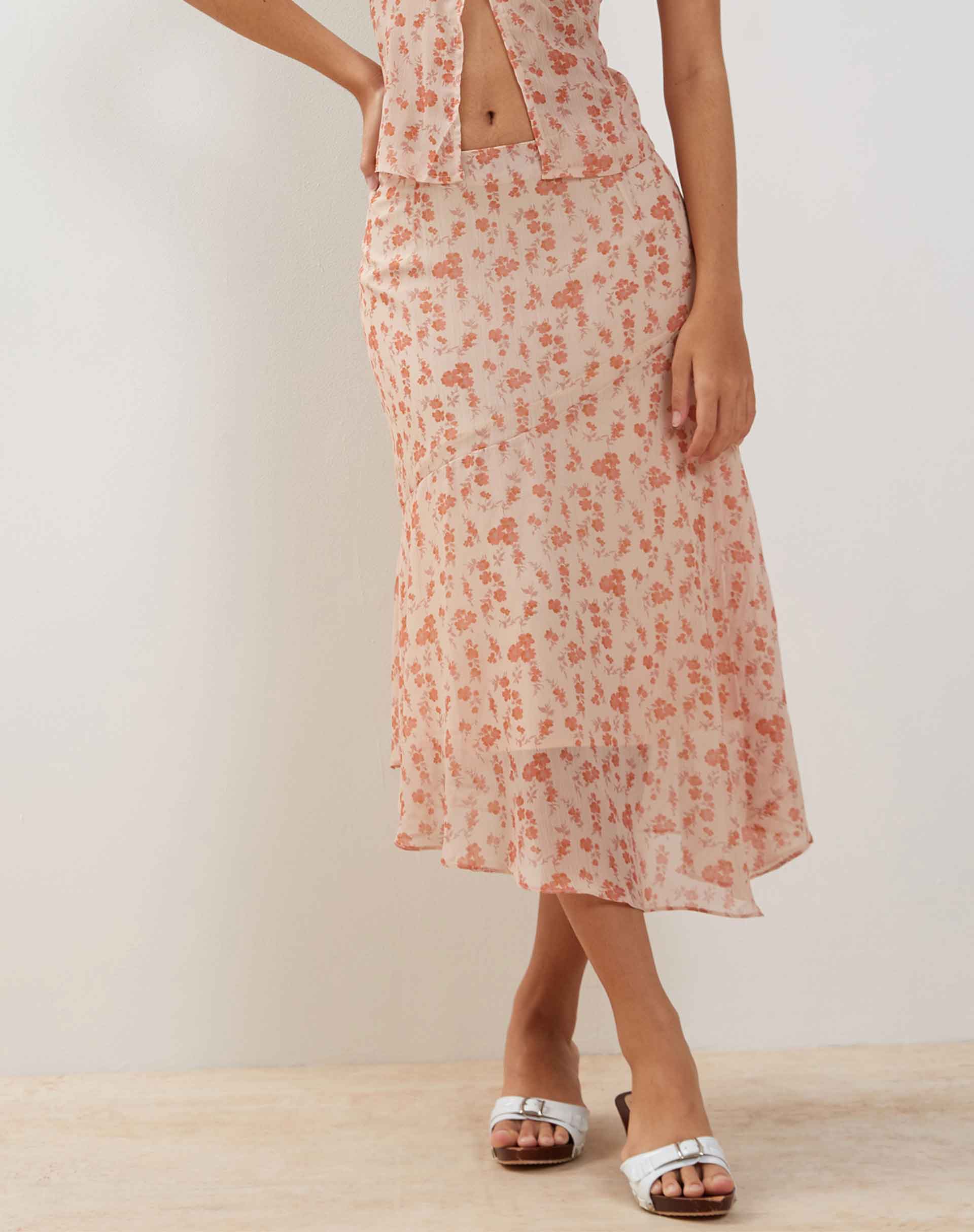Immagine di Rans: gonna midi in chiffon con orlo a cascata, color pesca e fiori di ciliegio.