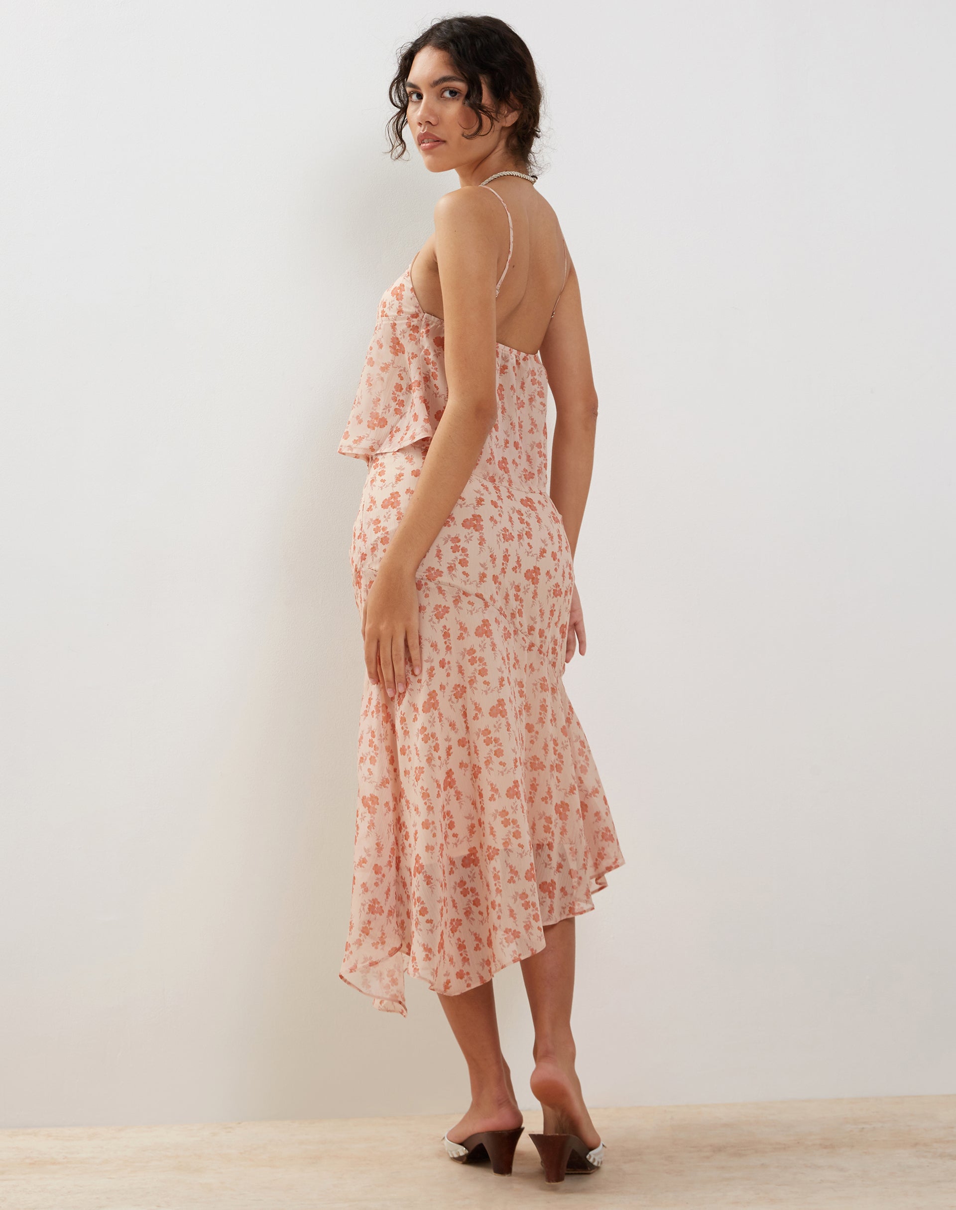 Immagine di Rans: gonna midi in chiffon con orlo a cascata, color pesca e fiori di ciliegio.