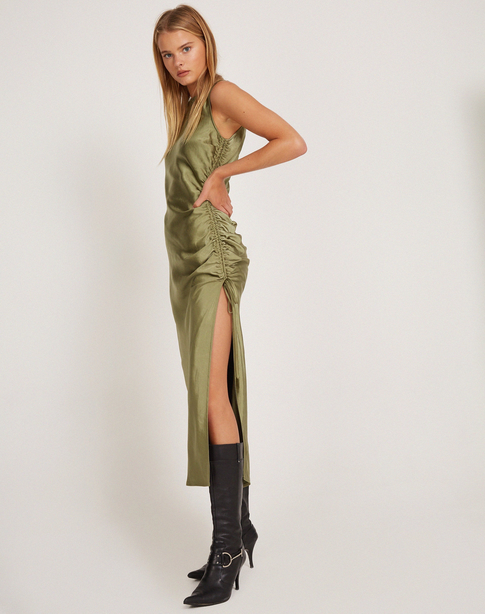 immagine di Raybu Vestito midi increspato in raso oliva