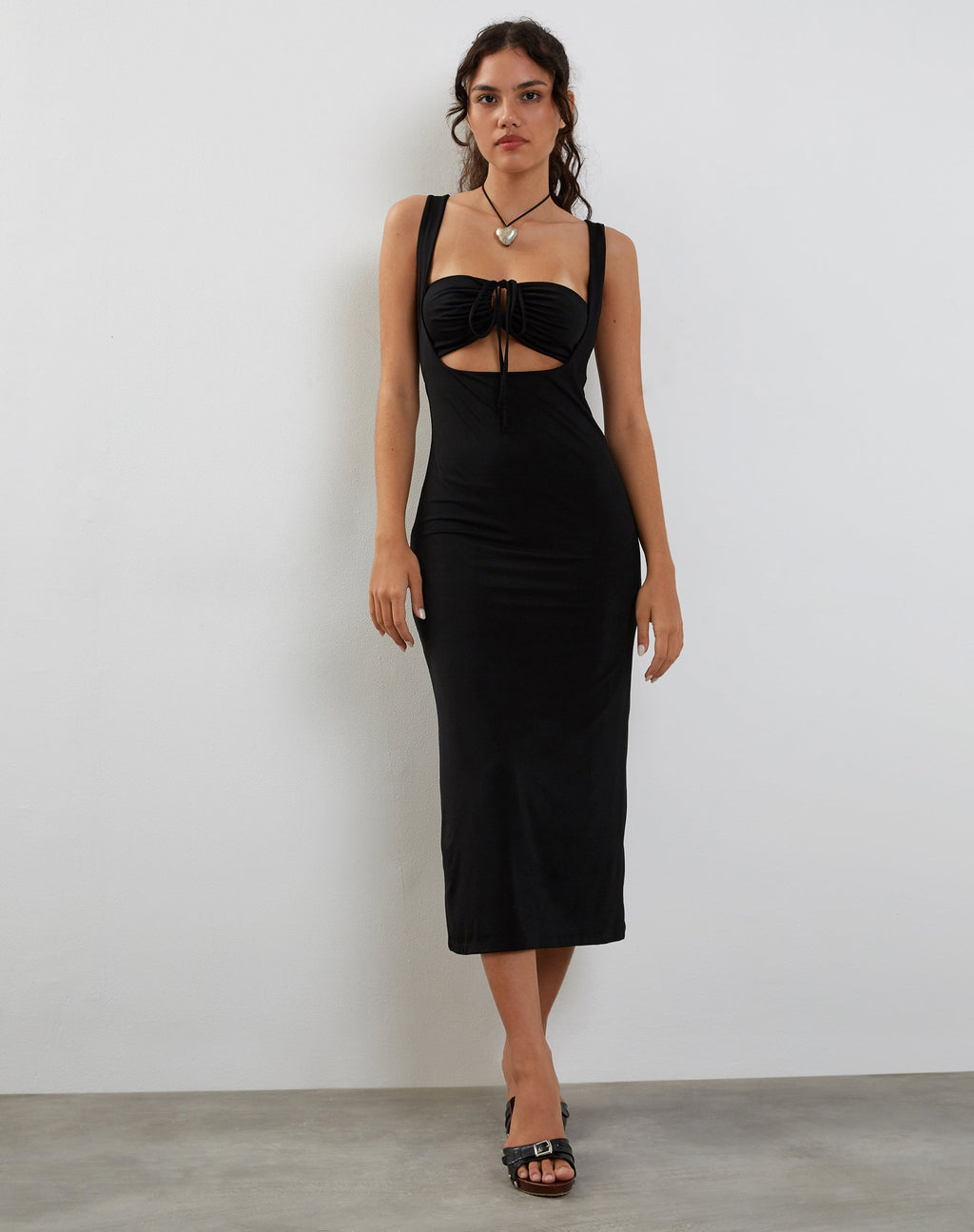 Reina Cut Out Bodycon Midi Dress in nero