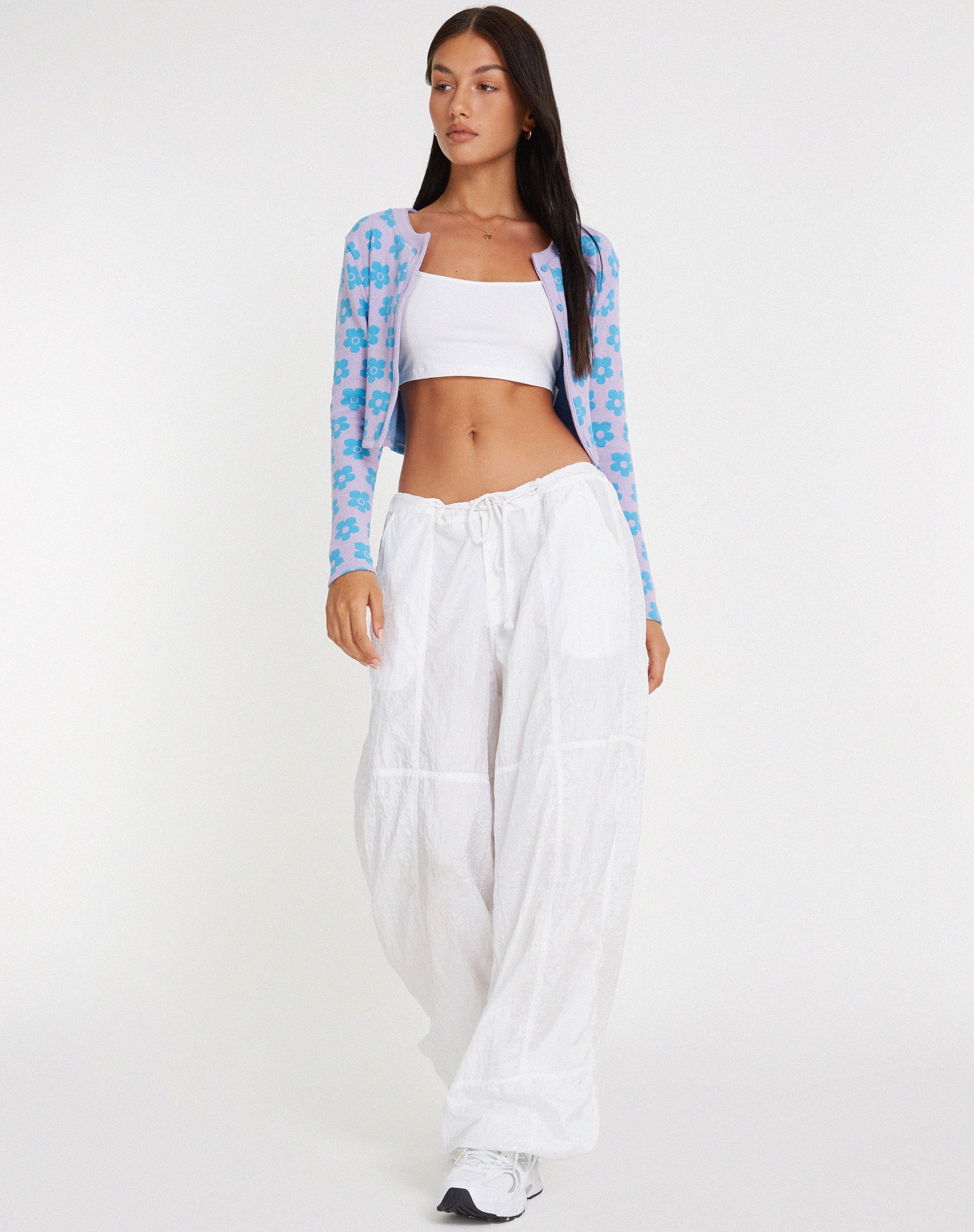 immagine di Attina Cardi in Daisy Lilla e Blu con motivi floreali.
