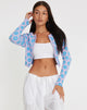 immagine di Attina Cardi in Daisy Lilla e Blu con motivi floreali.