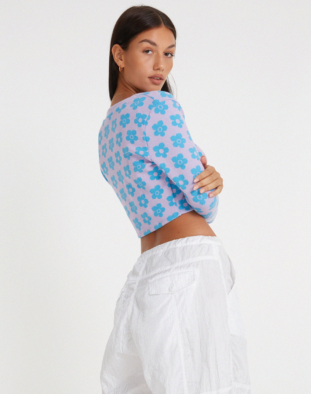 Attina Cardi in Daisy, lilla e blu, con un simpatico motivo floreale