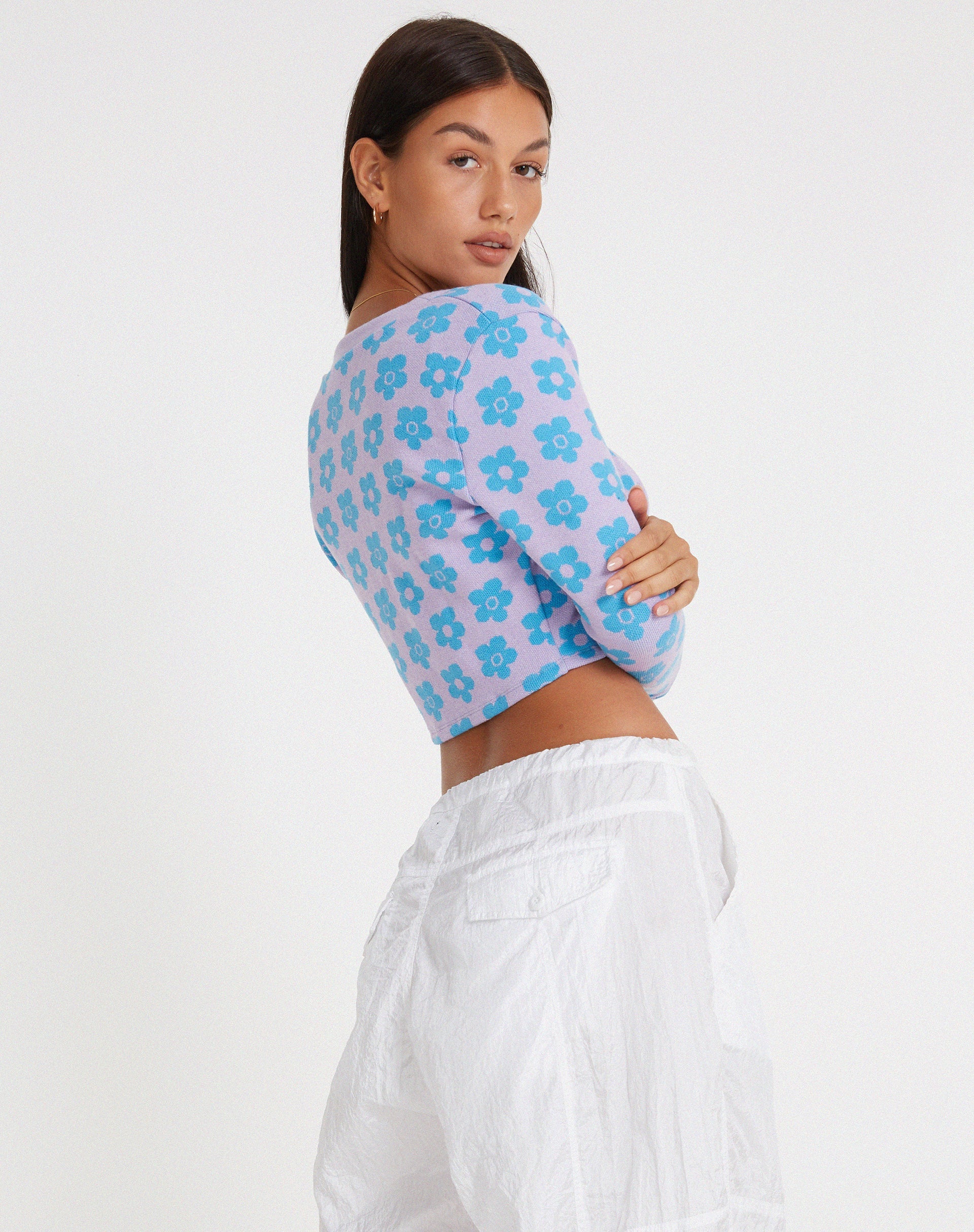 immagine di Attina Cardi in Daisy Lilla e Blu con motivi floreali.