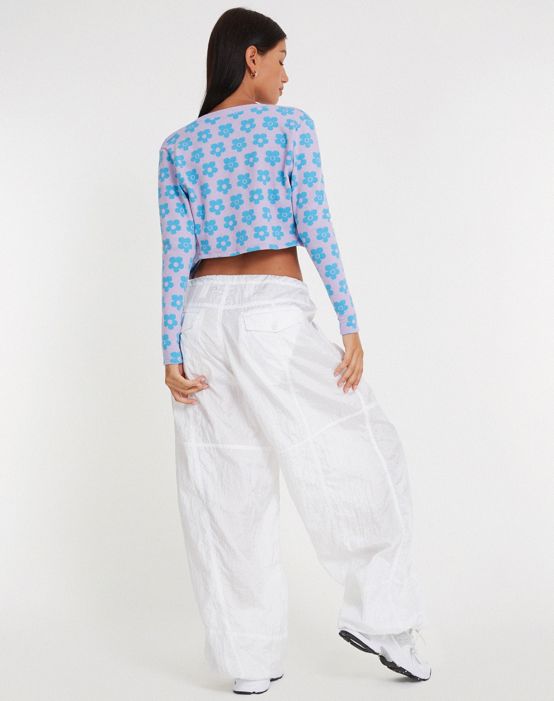 immagine di Attina Cardi in Daisy Lilla e Blu con motivi floreali.