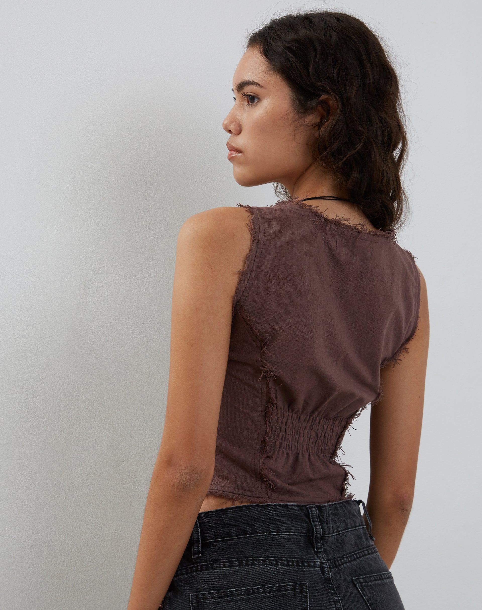 Immagine di Ayara Button Up Cami Top in Deep Taupe