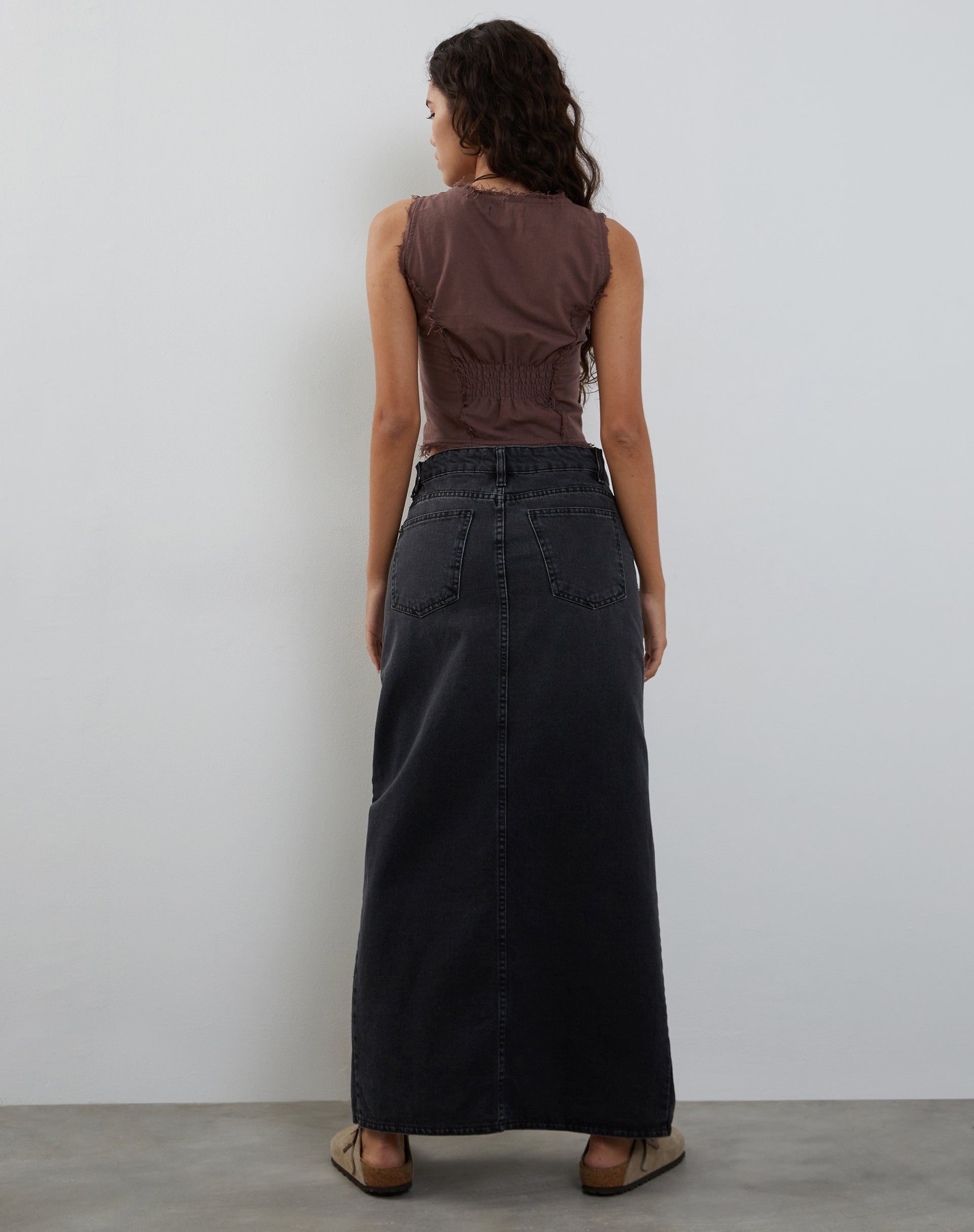 Immagine di Ayara Button Up Cami Top in Deep Taupe