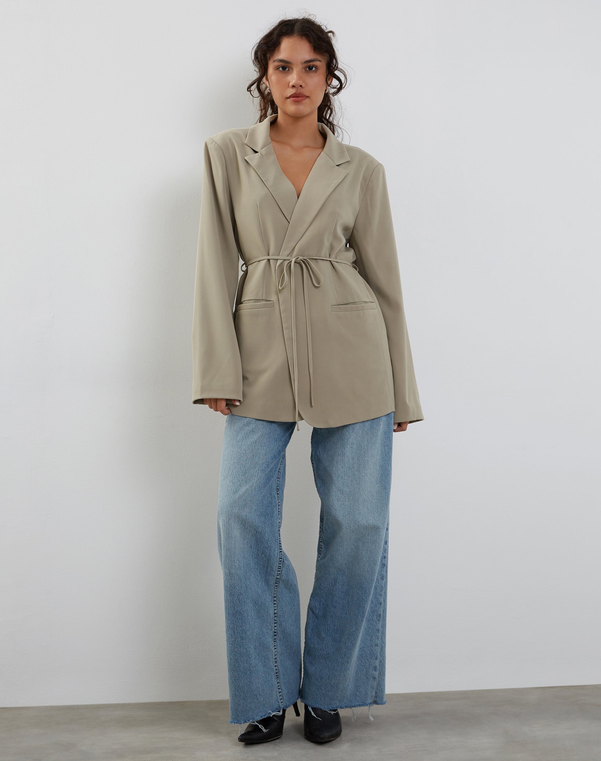 immagine di Mayta Tie Waist Blazer in Tailoring Taupe