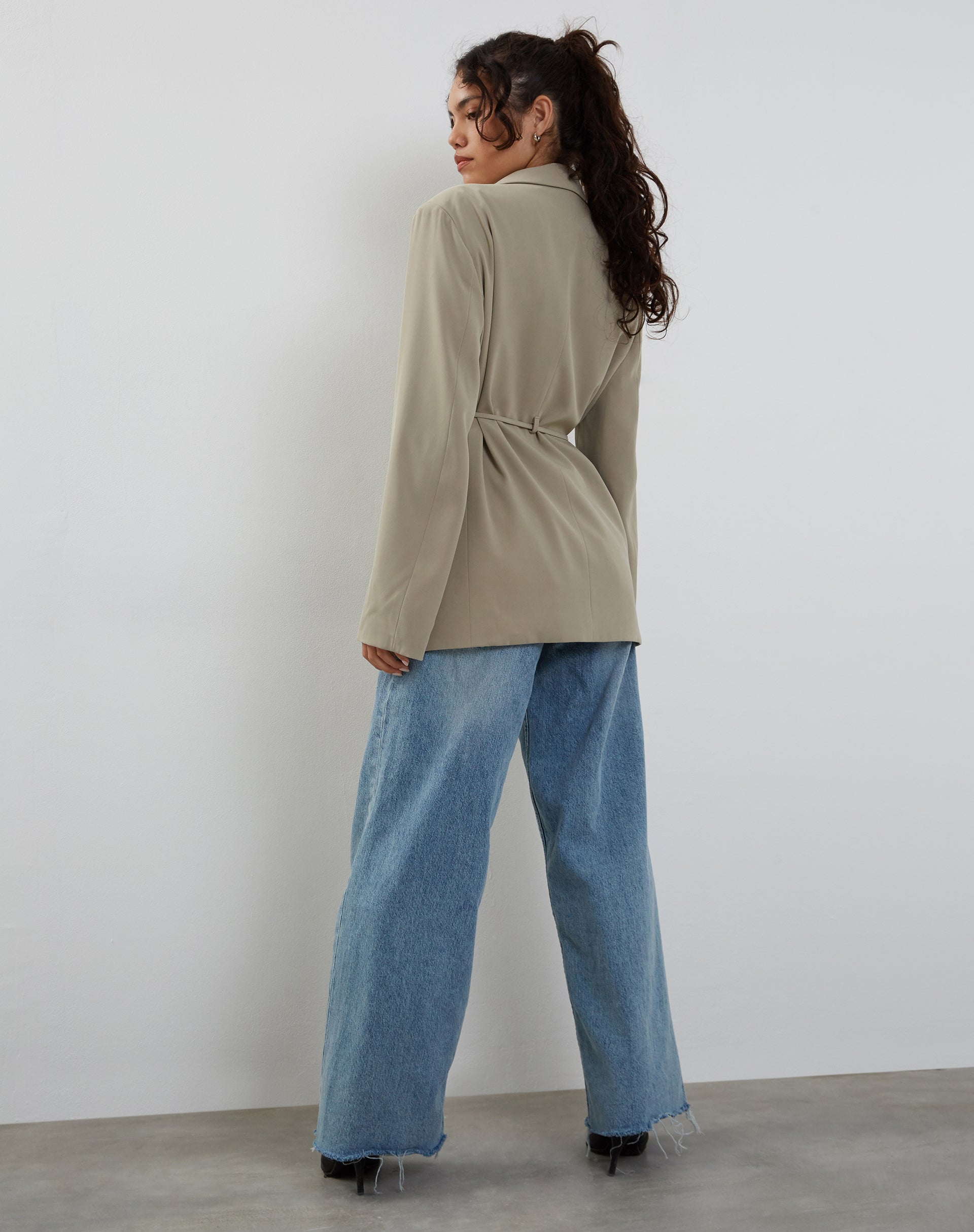 immagine di Mayta Tie Waist Blazer in Tailoring Taupe